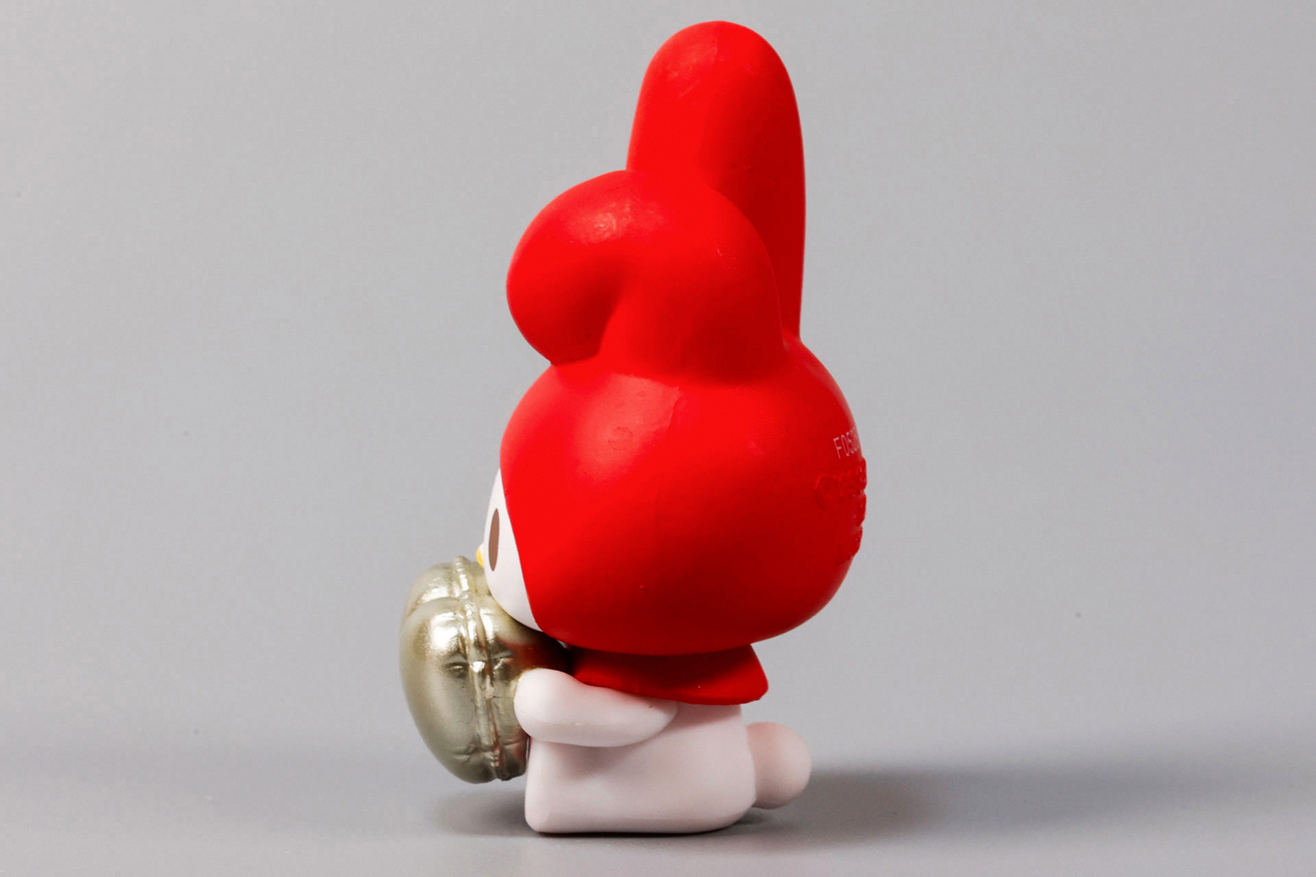 座った姿になっている分、体が小さく見える