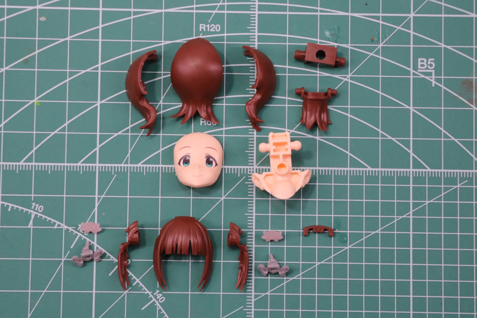 頭部組み立て。20周年記念衣装の髪飾りを付けたヘアスタイル