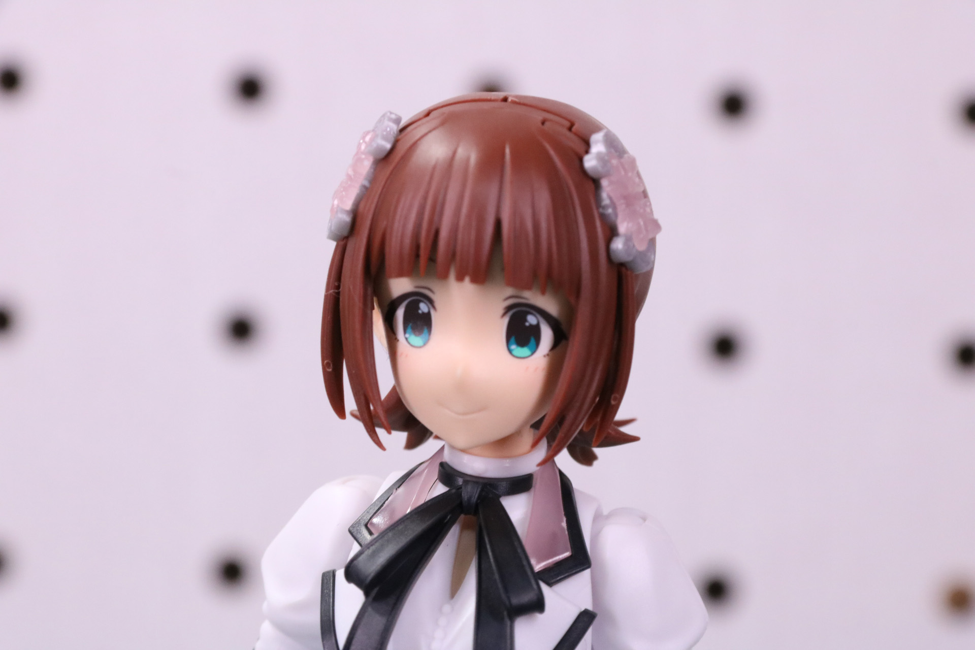 頭部組み立て。20周年記念衣装の髪飾りを付けたヘアスタイル