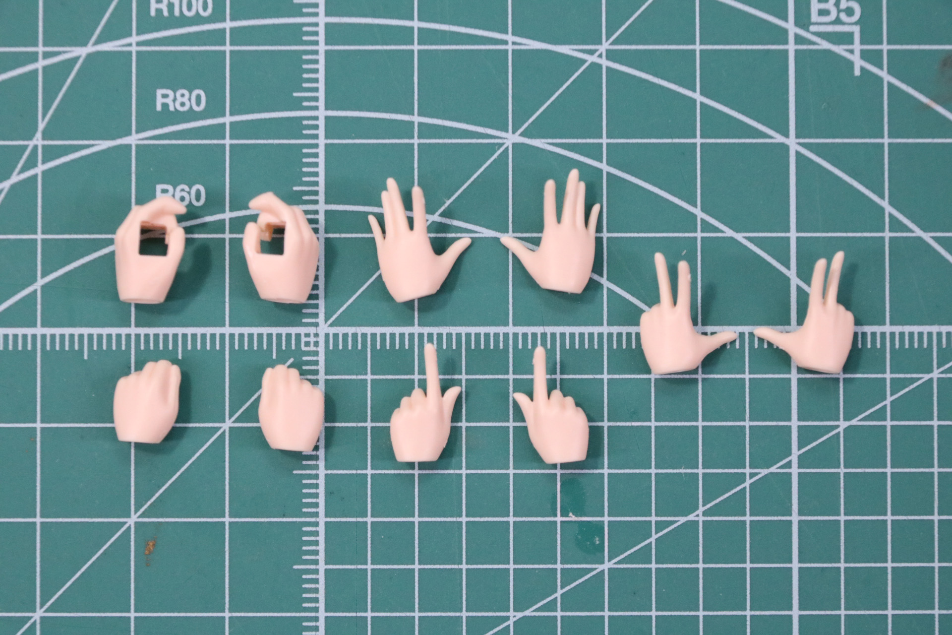 左右の握り手を除く、交換用手首パーツ