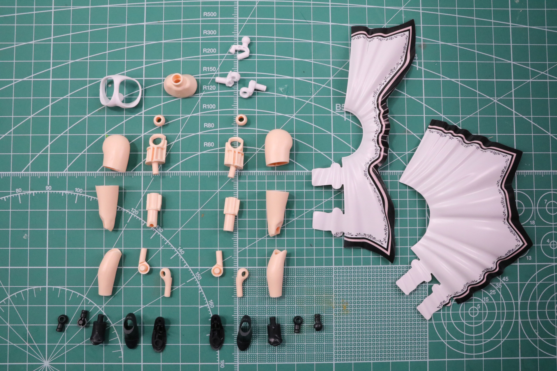 腰回り、脚部の組み立て