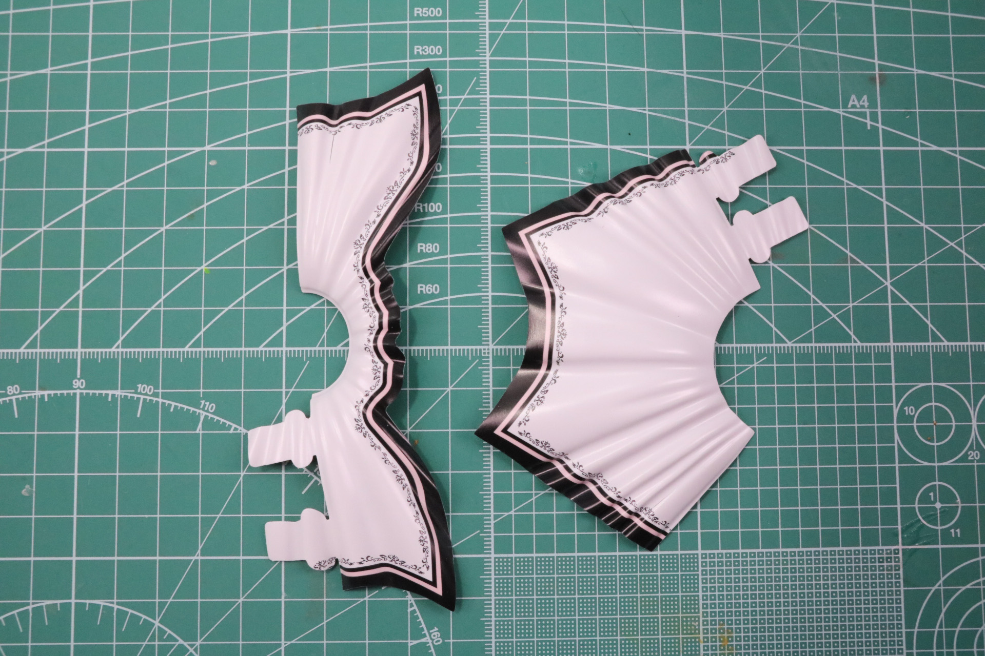 スカートのシートは内側に差し込んで円形に形成