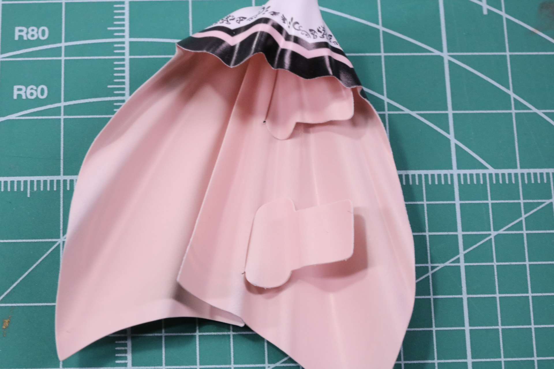 スカートのシートは内側に差し込んで円形に形成