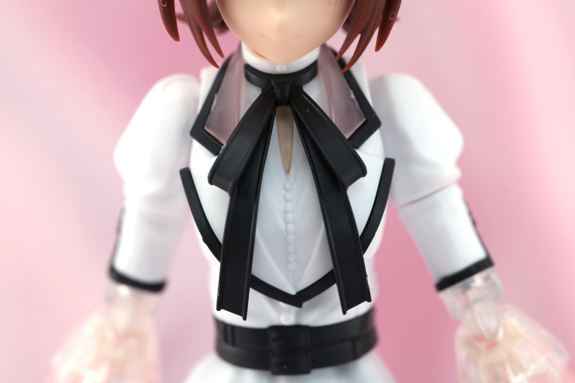 ジャケットタイプの衣裳は襟や大きめのリボンで華のあるデザインが再現されている