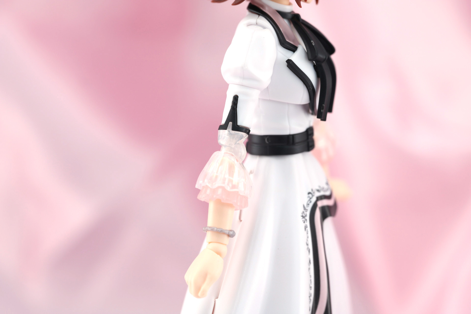 腕は肘部分がクリアパーツで繊細な色合いを表現