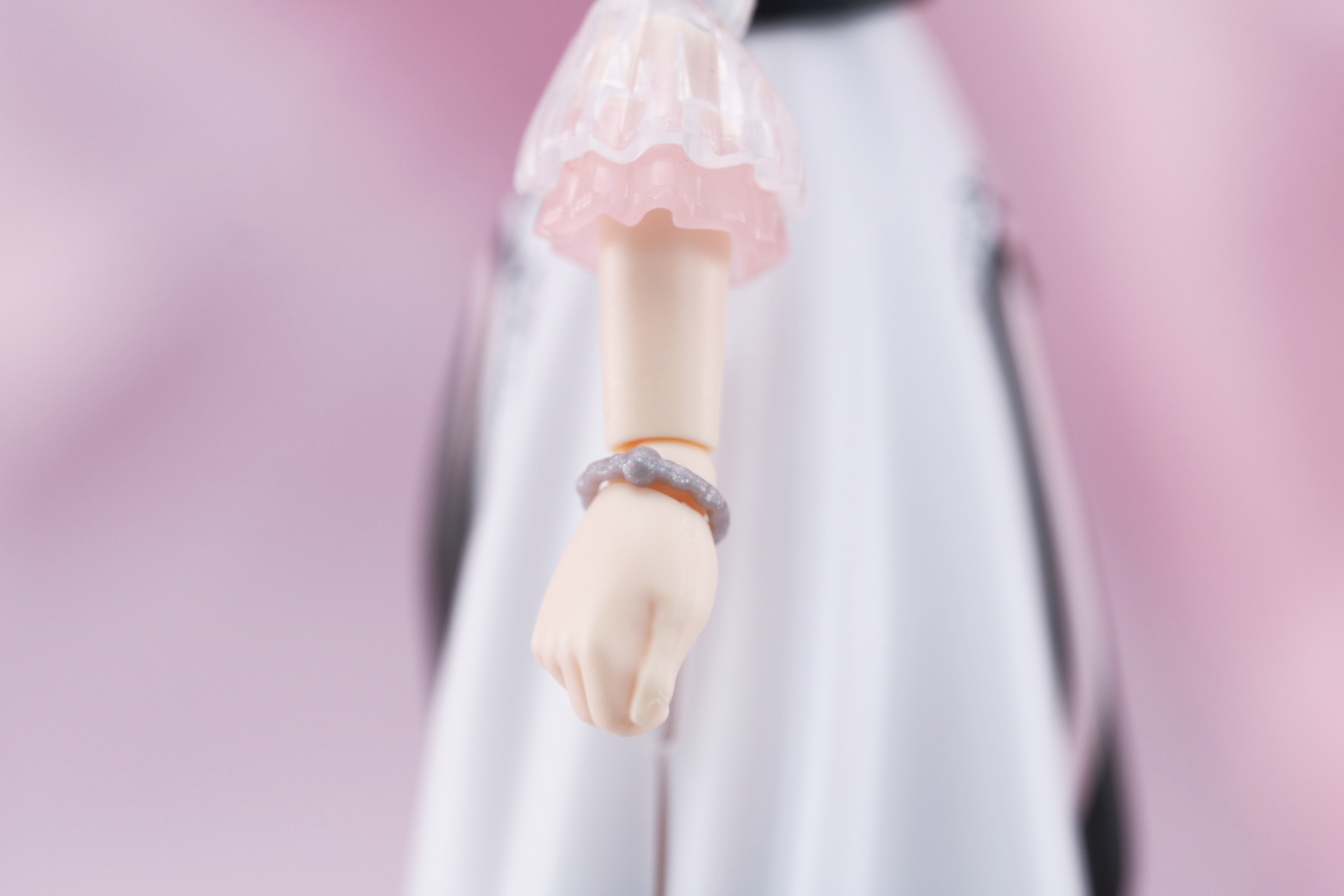 右手のブレスレットも細かく造形されている