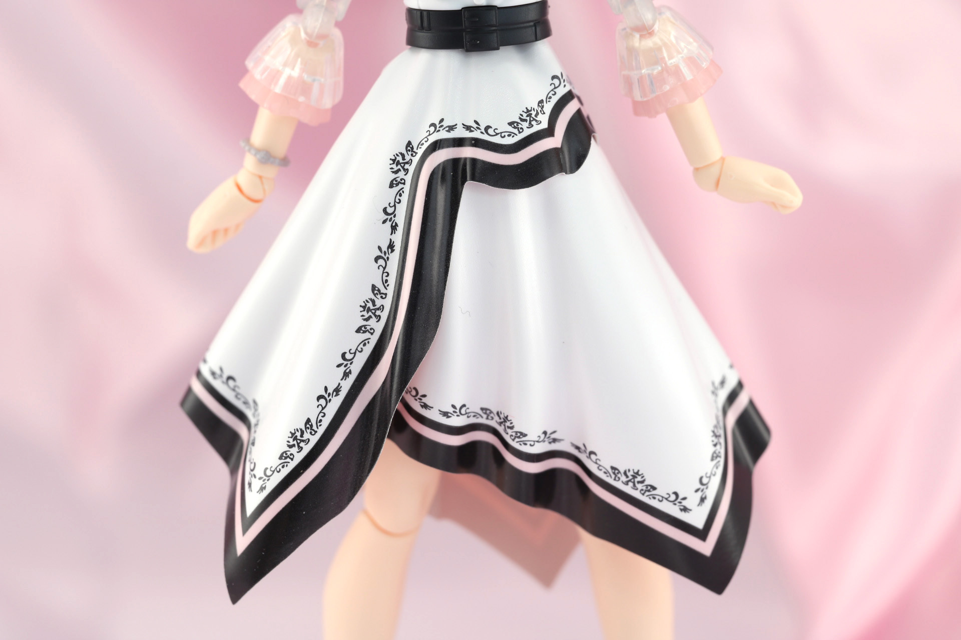 スカートはPEシートで波打つようなひだの造形が入っている