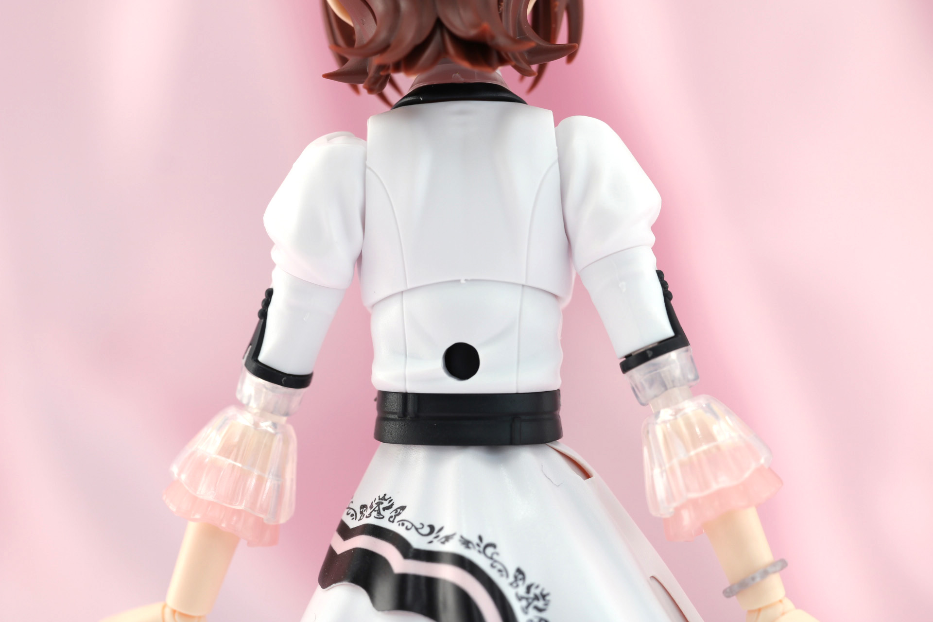 背中には別売りの「アクションベース6」などに対応したジョイント穴が設けられている