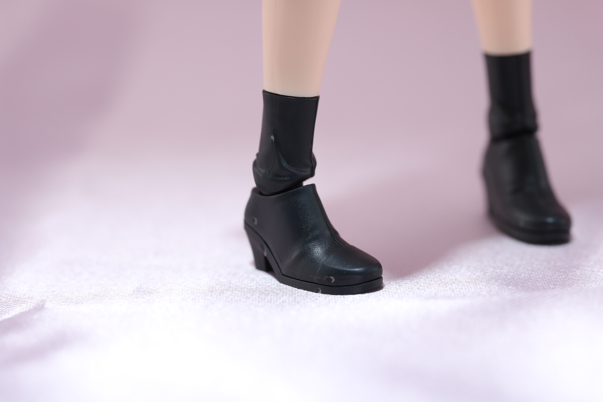 ブーツはシンプルながら細かなシワ造形が入っている