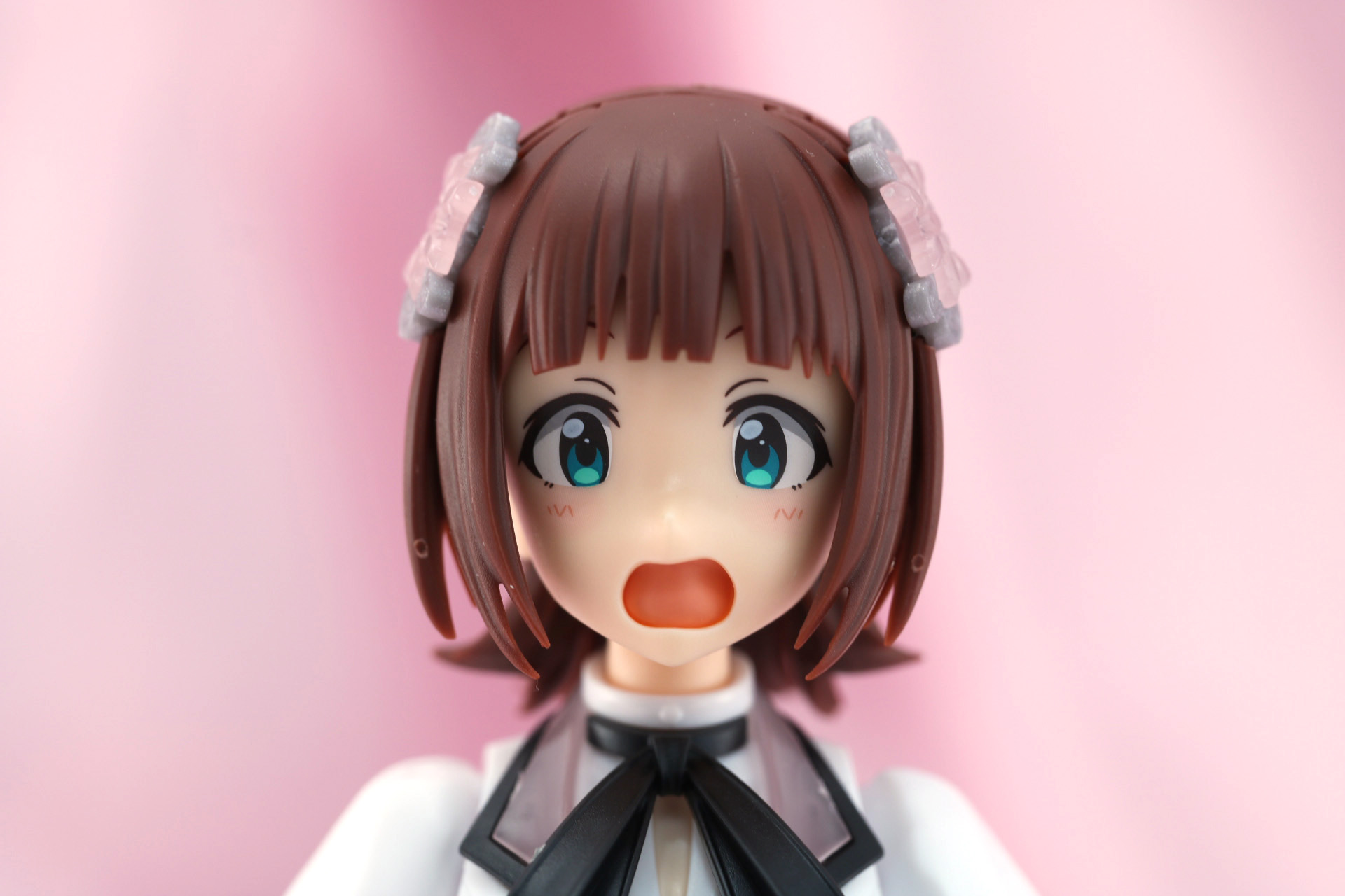 大きく目と口を開いて驚いた表情