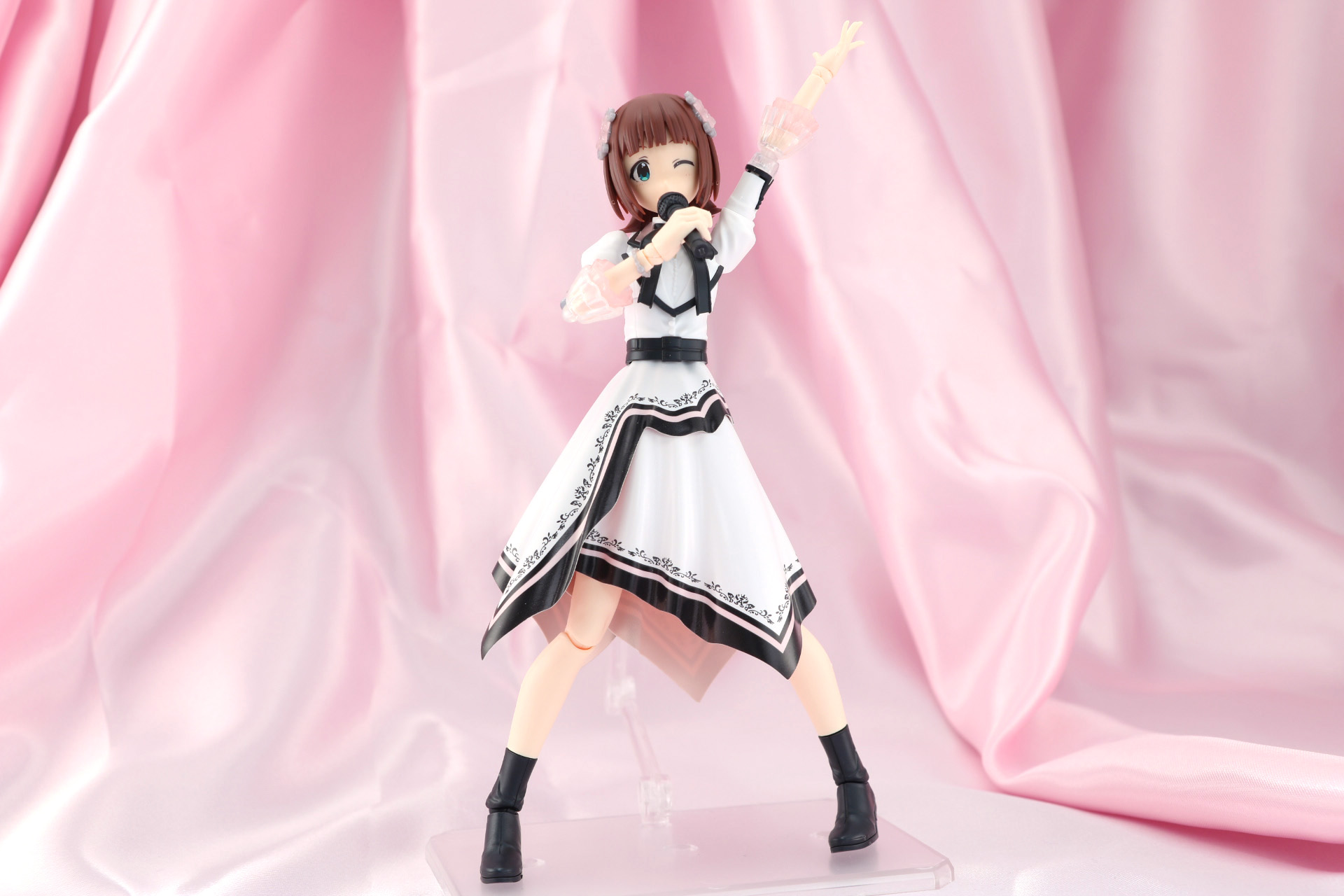 ライブで楽しく歌を歌い上げる