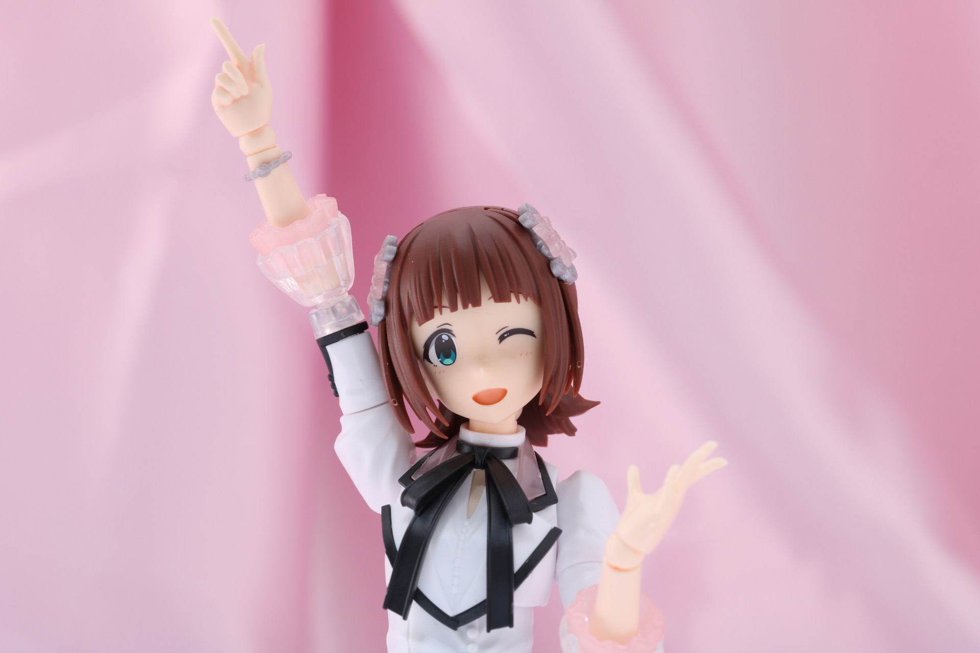 大きく手を挙げるポーズ