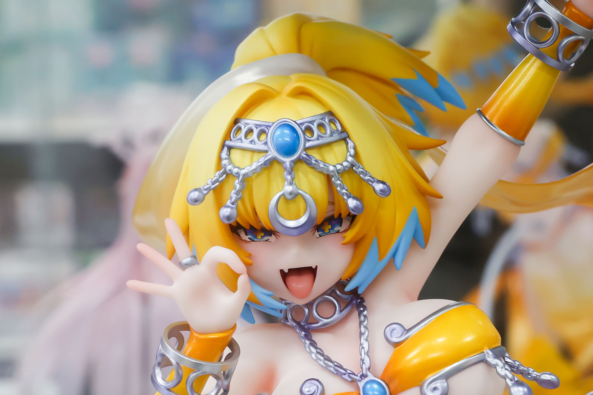 頭には大きなアクセサリーが着けられている