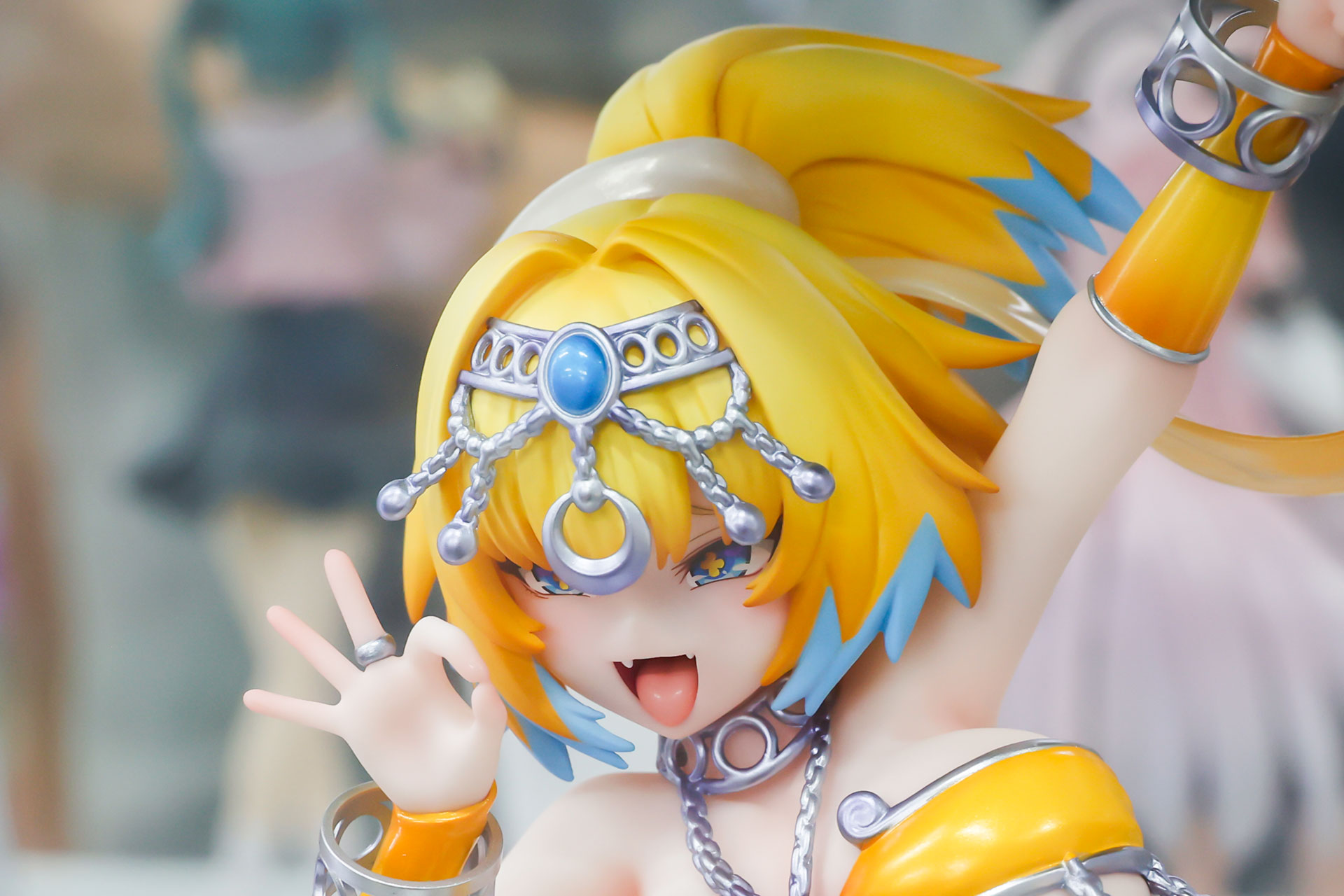 黄色い髪の一部は青く染められている