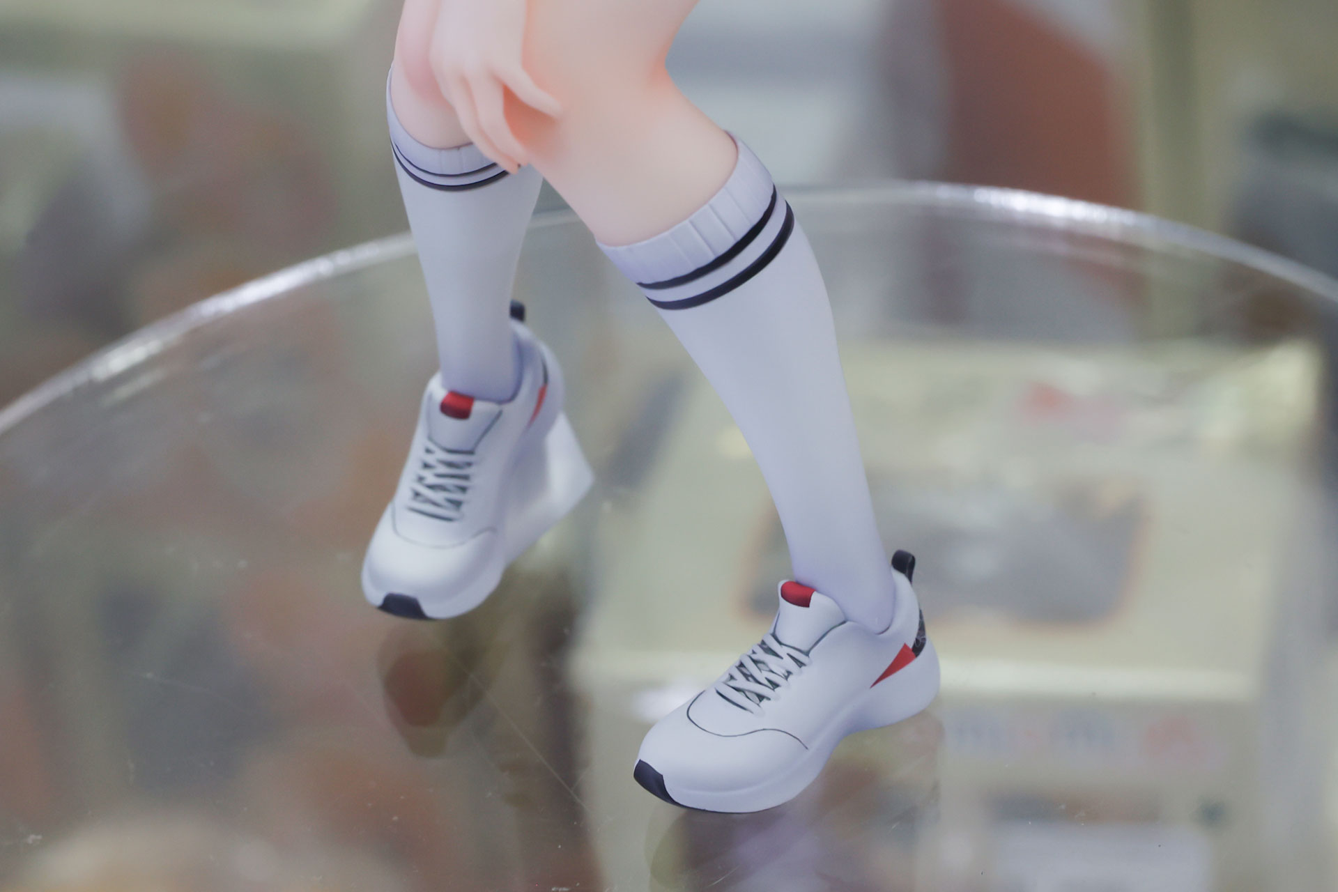 足元はスポーティなスタイルだ