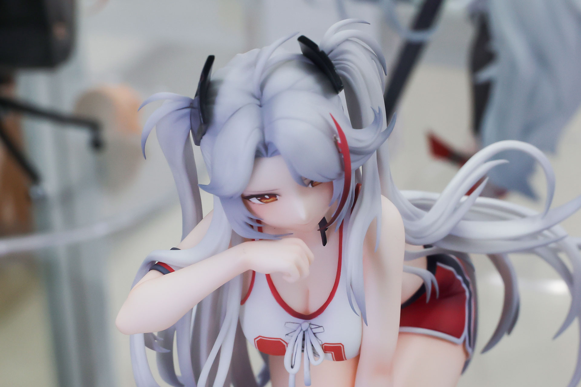 髪型もかなり複雑な形だ