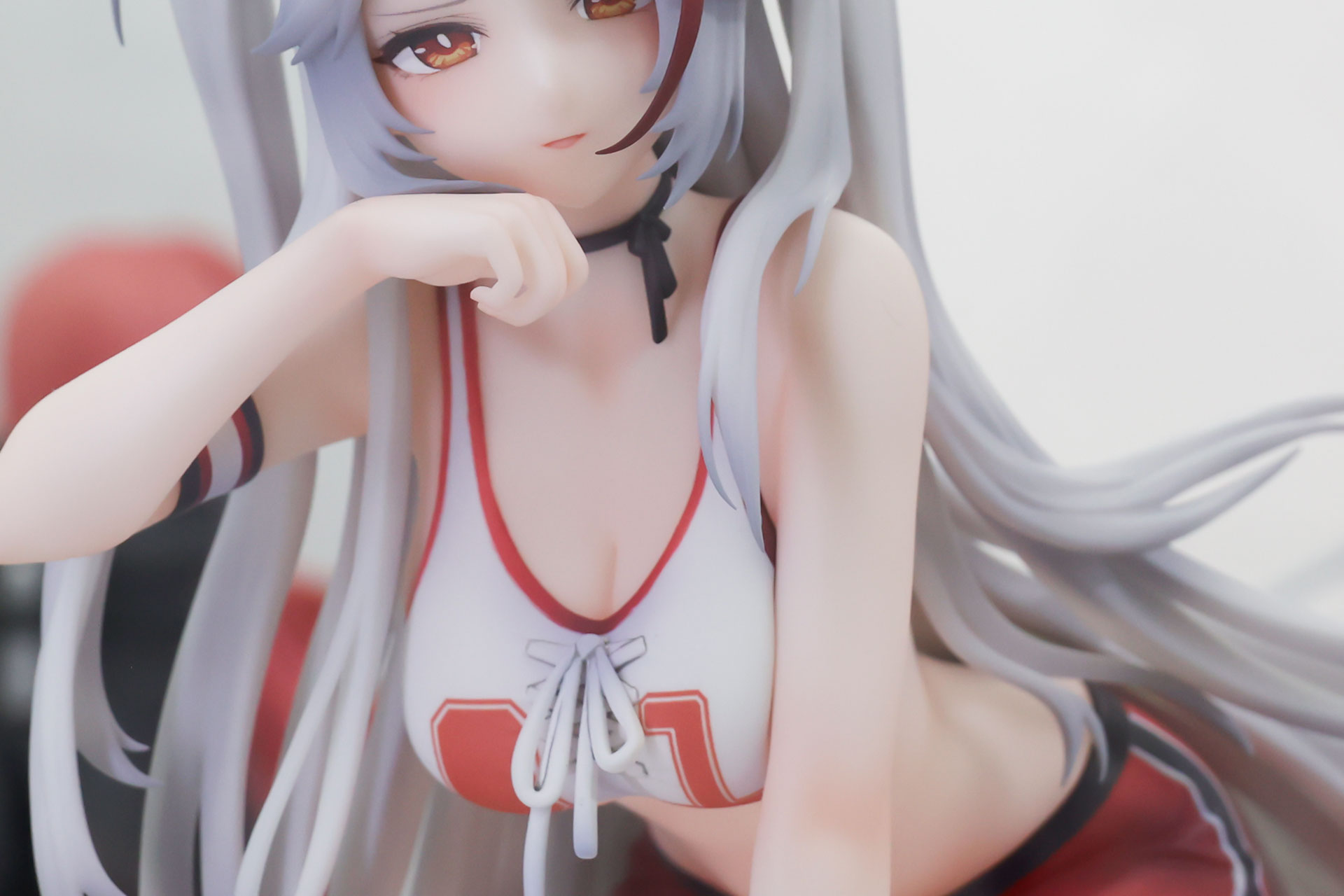 上半身は薄手のシャツといったラフなスタイルだ