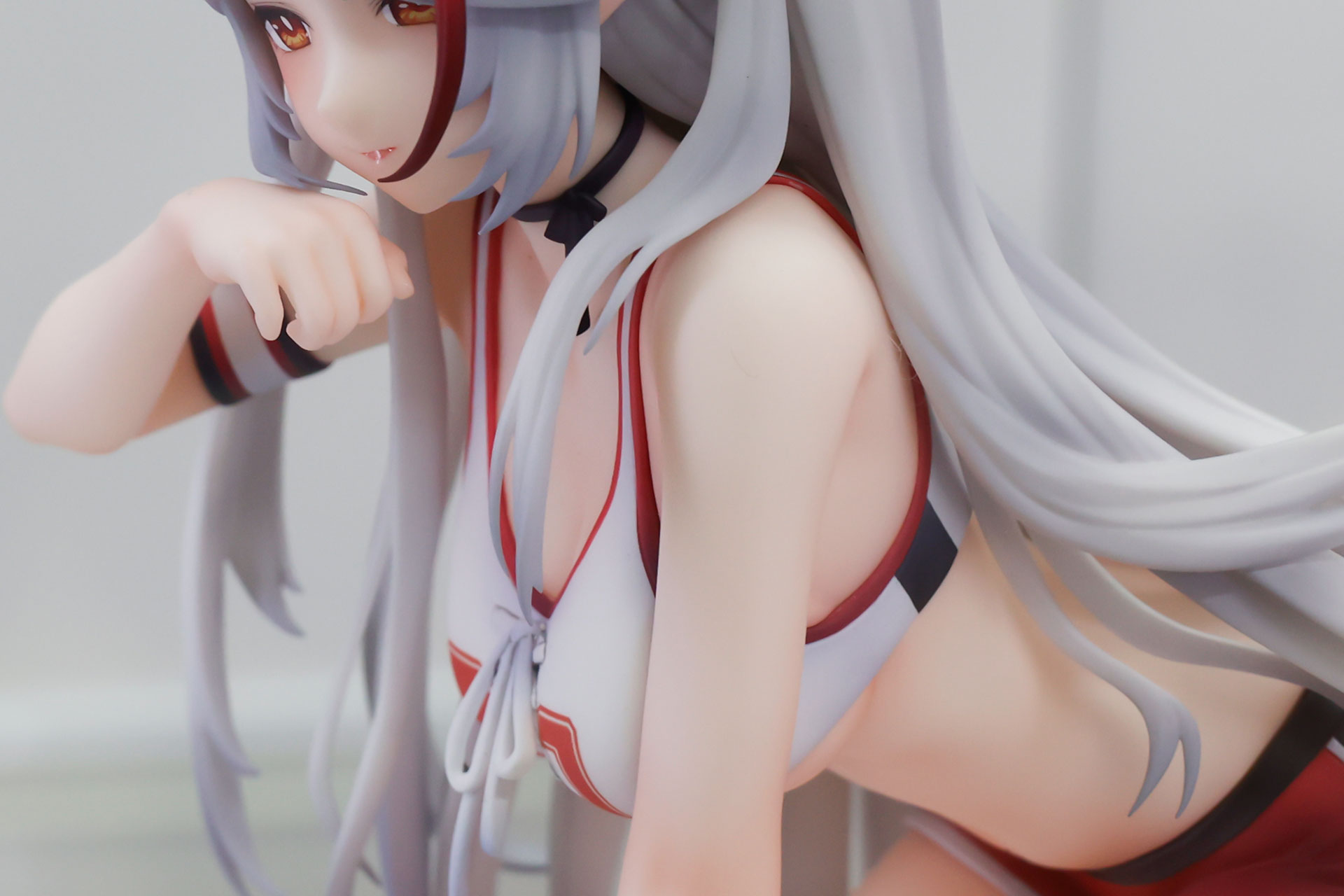 よく見るとビキニのような露出度の高さ!?