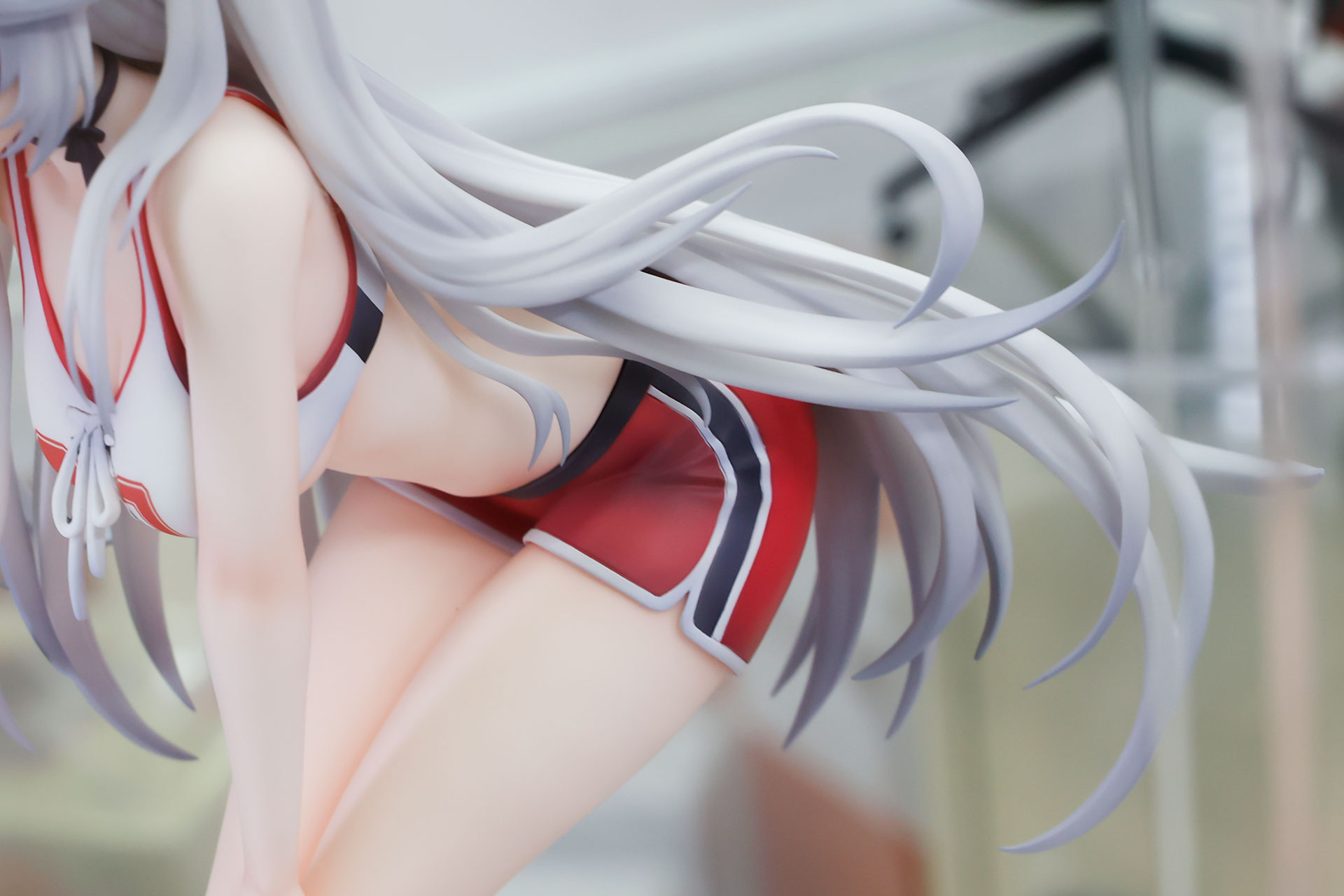 髪は腰のあたりまで伸びている