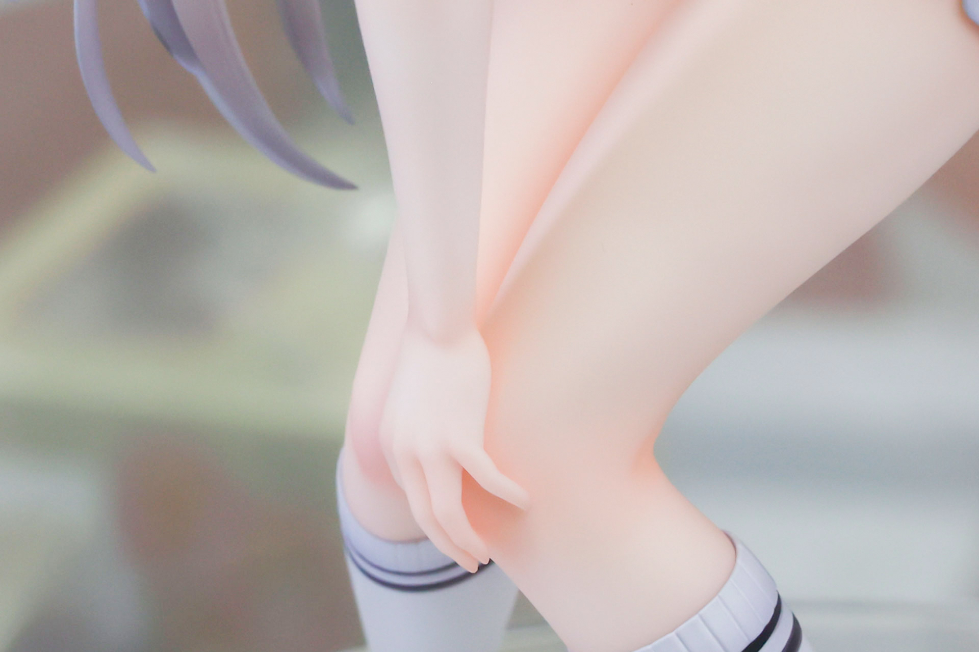 バランスを取るためか膝に手を当てている