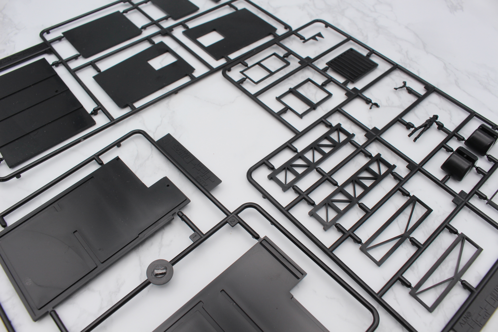 パーツは光沢の少ない黒色の成形。ランナーのタブには番組ロゴが刻印されている