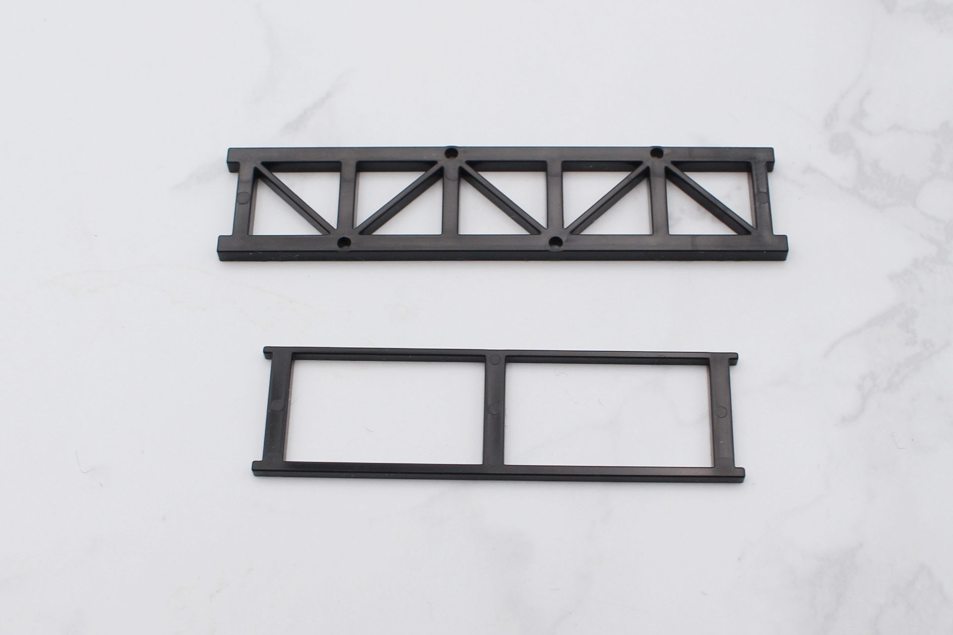 支柱のパーツは上下と表裏が決まっている。説明書の指定に従って確認し、接着する