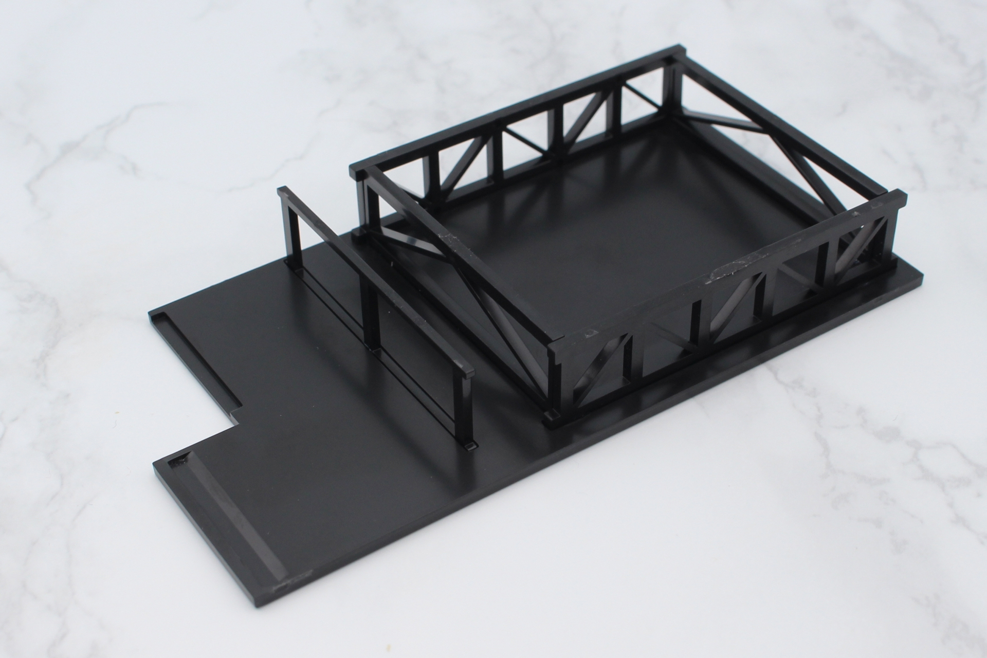 台座に支柱を取り付ける