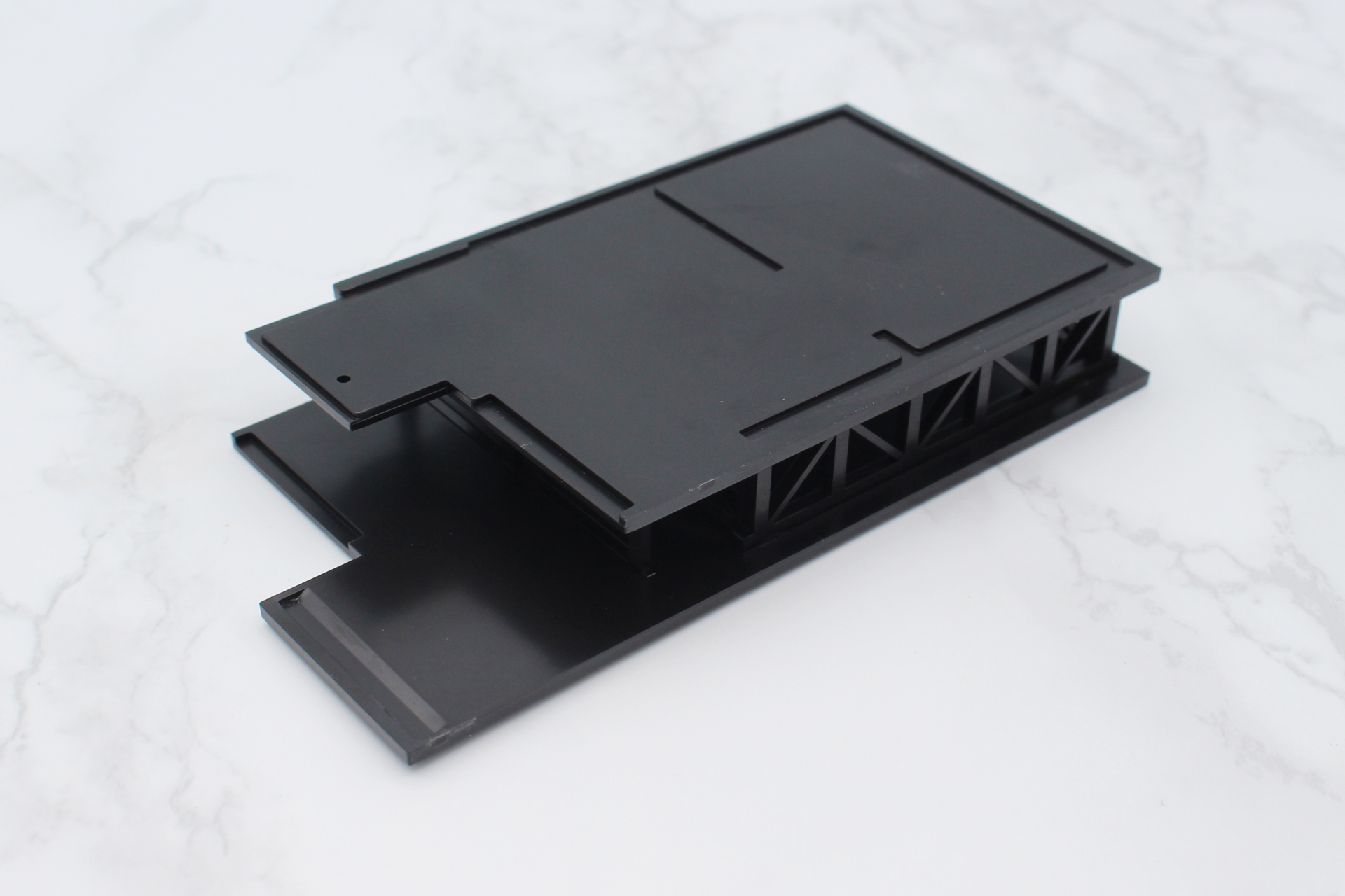 組み立てた台座の上に床を乗せて接着する