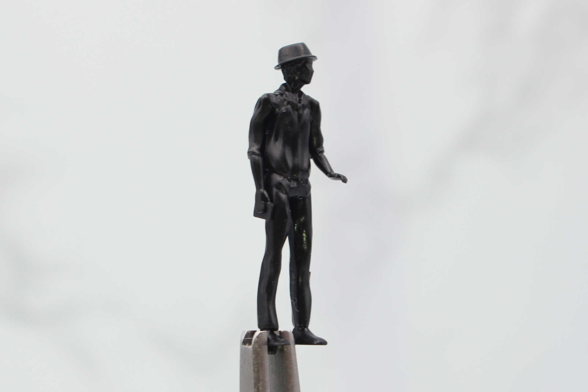 人物は胴体と左右の腕の3パーツ構成。シルエット姿だが服や帽子のモールドも成形されている