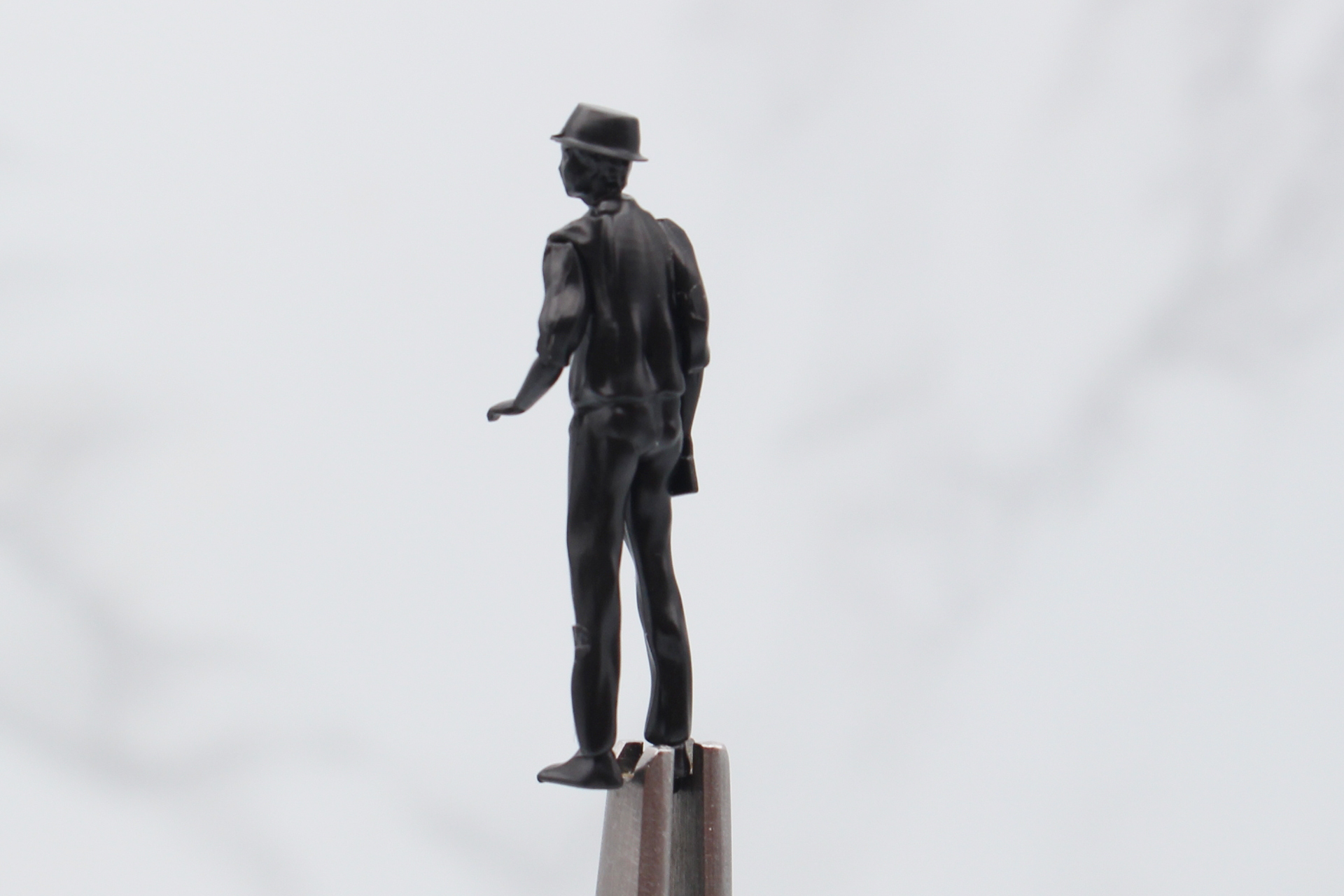 人物は胴体と左右の腕の3パーツ構成。シルエット姿だが服や帽子のモールドも成形されている