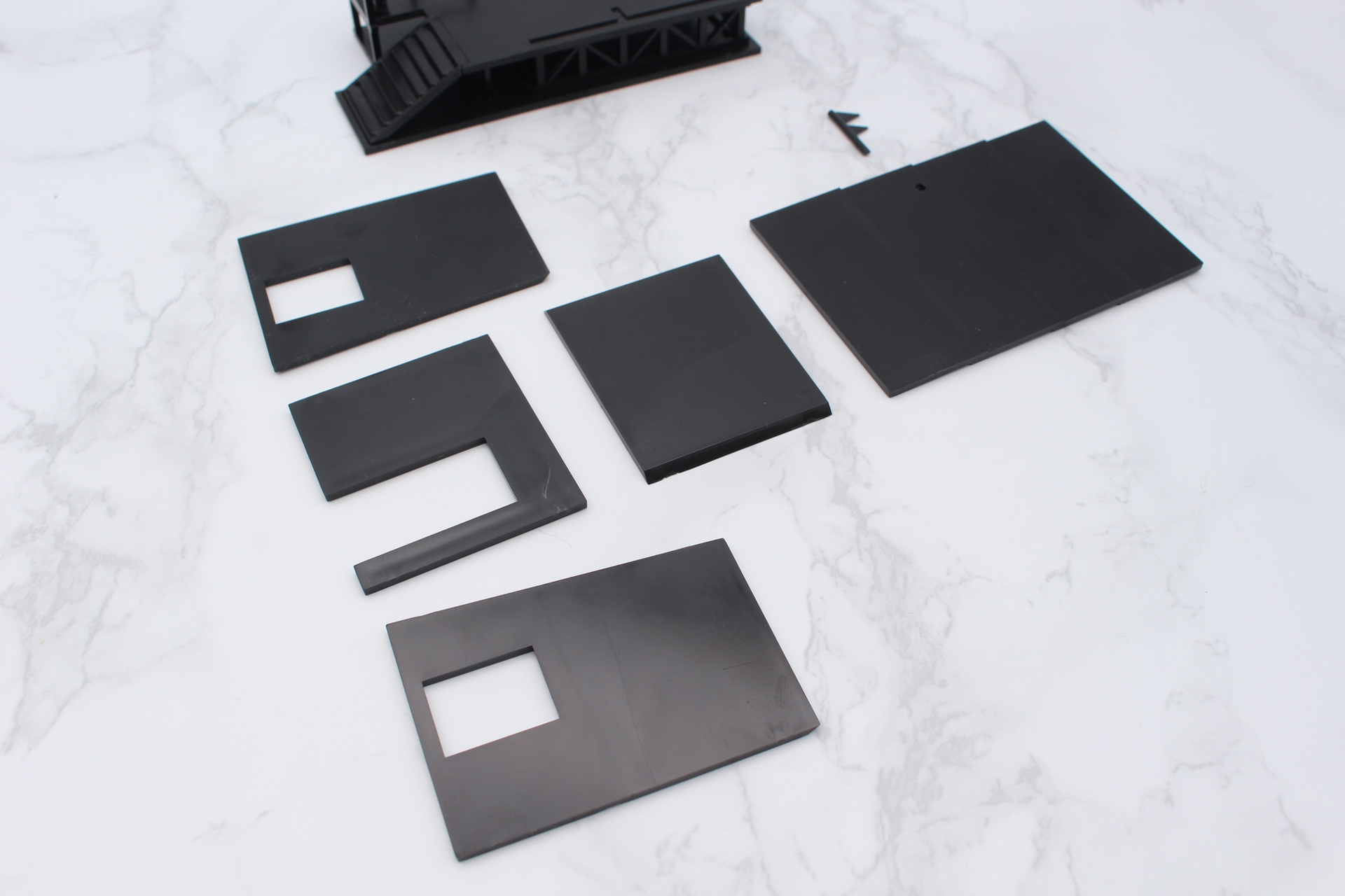 家屋の組み立て。遠近法で奥側がわずかに低くなっているので壁の向きは要確認