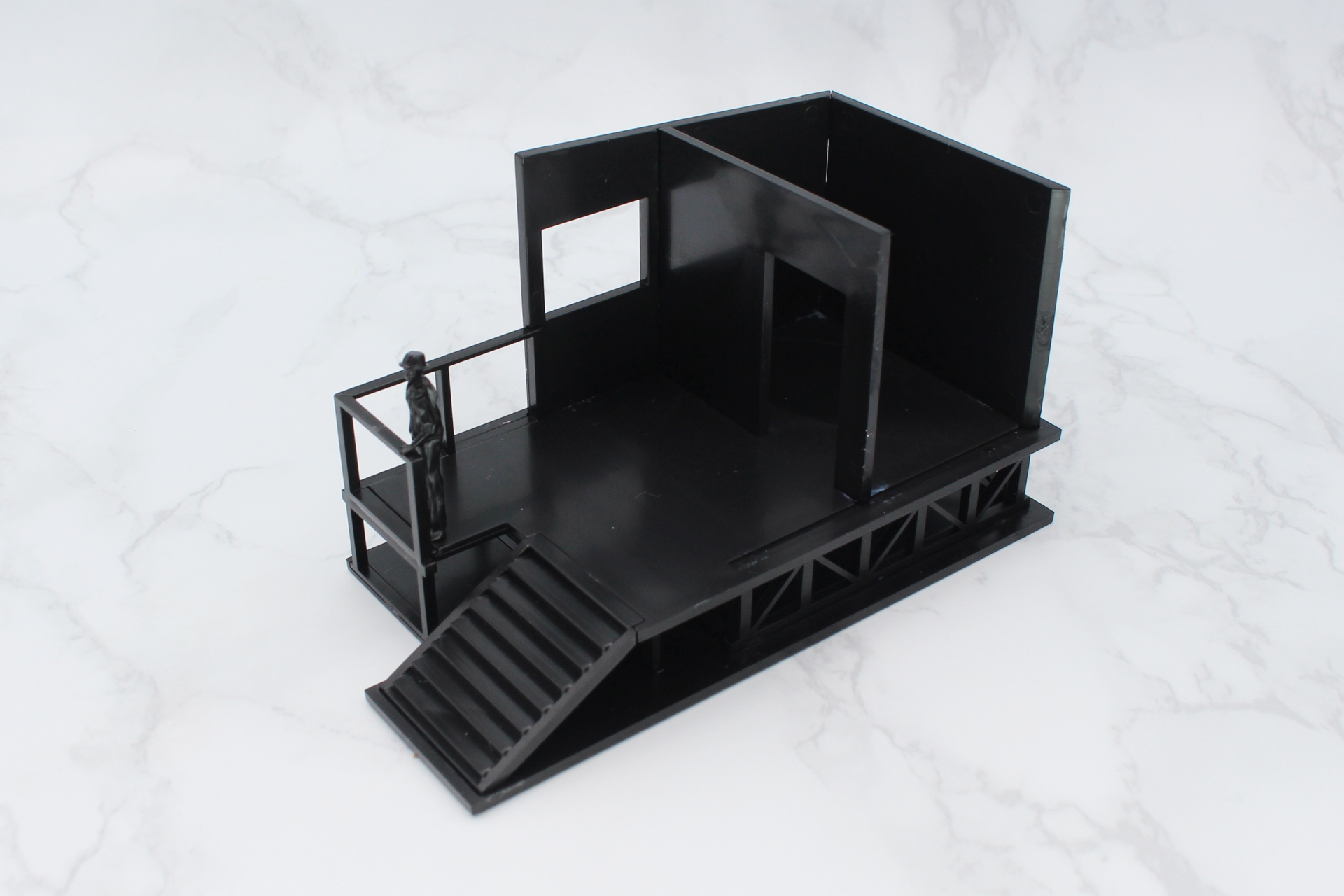 壁は何枚かまとめて接着すると倒れることがない