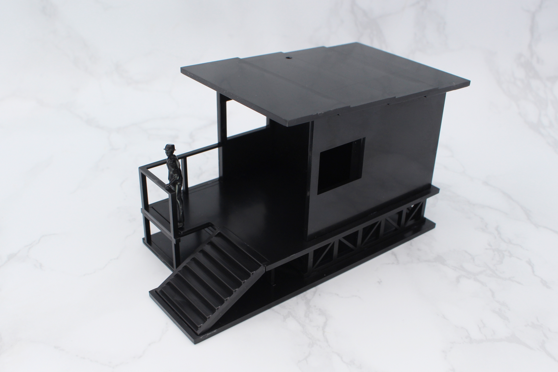 4枚の壁を取り付けたら、屋根を乗せて接着する