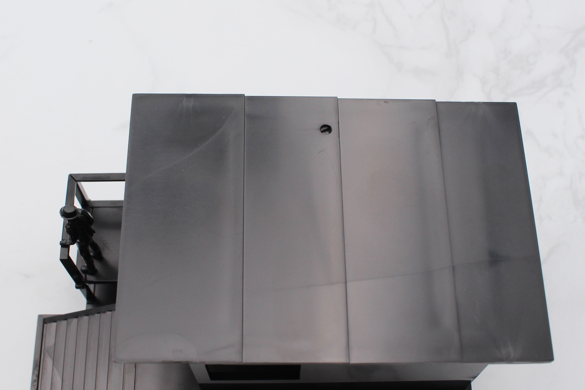 フラッグはダボ穴の中に溝が切ってあるので、必ず正しい向きで固定できる