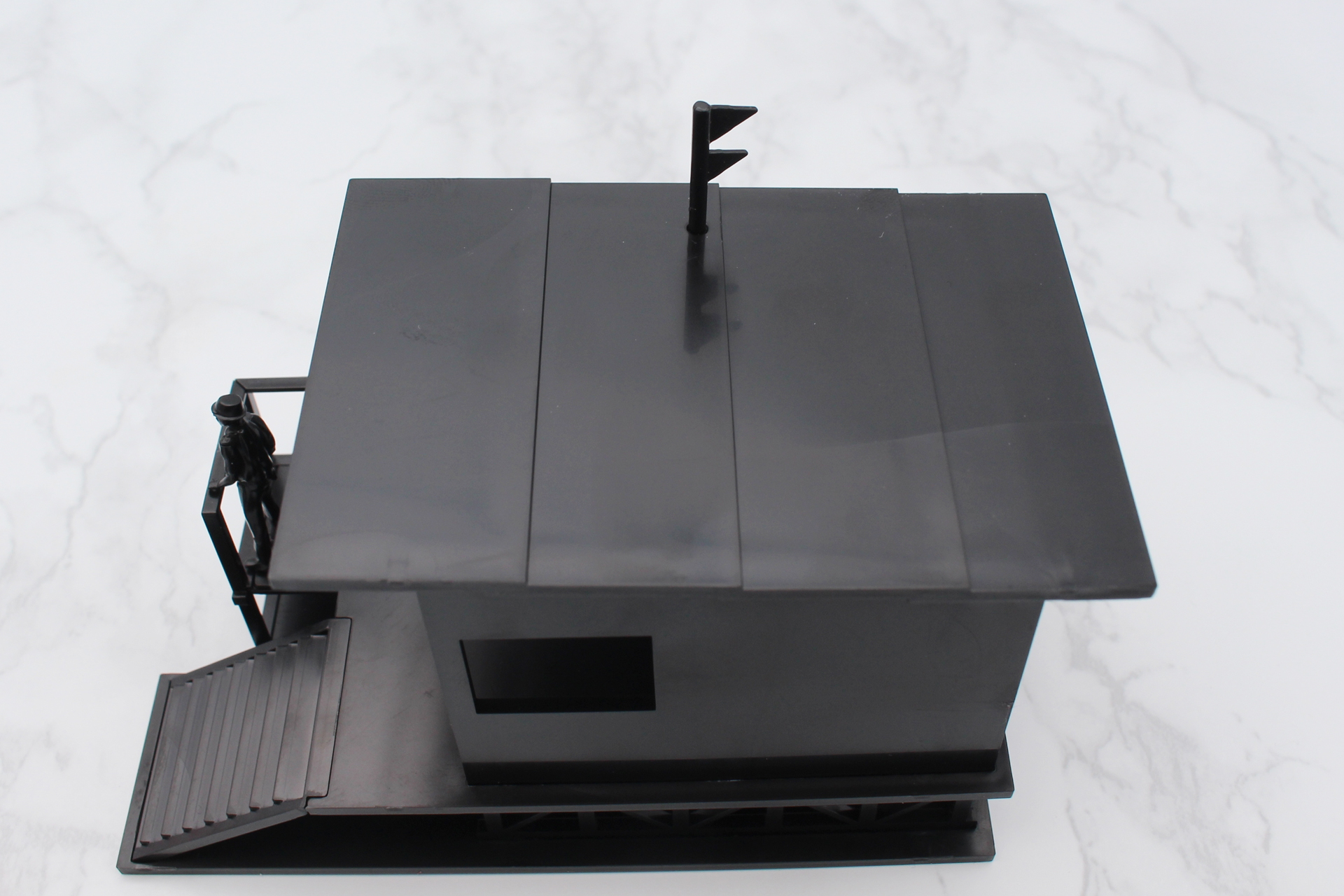 フラッグはダボ穴の中に溝が切ってあるので、必ず正しい向きで固定できる