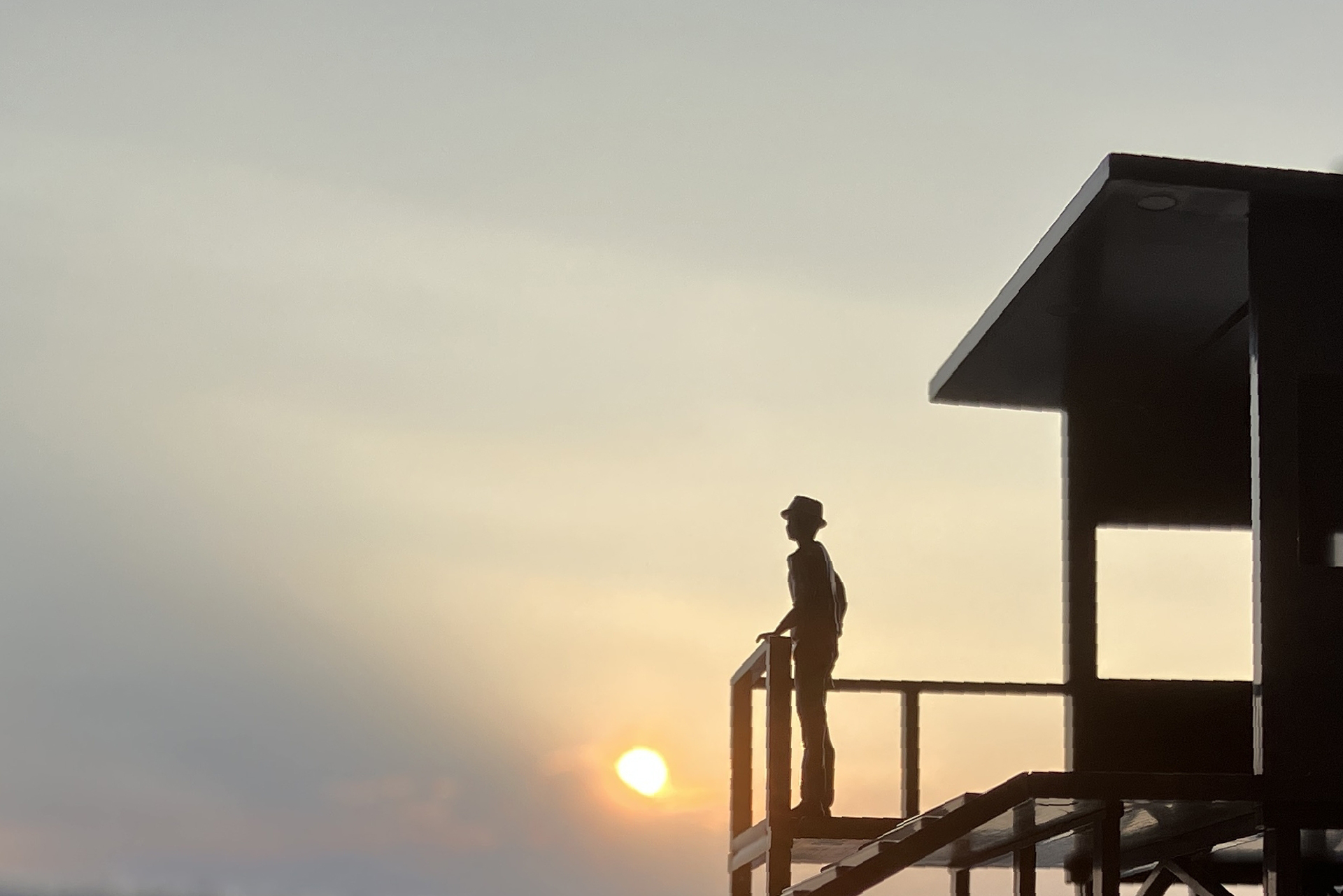 現実の夕陽を背景に撮ってみた。シチュエーションは少し違うが、雰囲気は悪くない