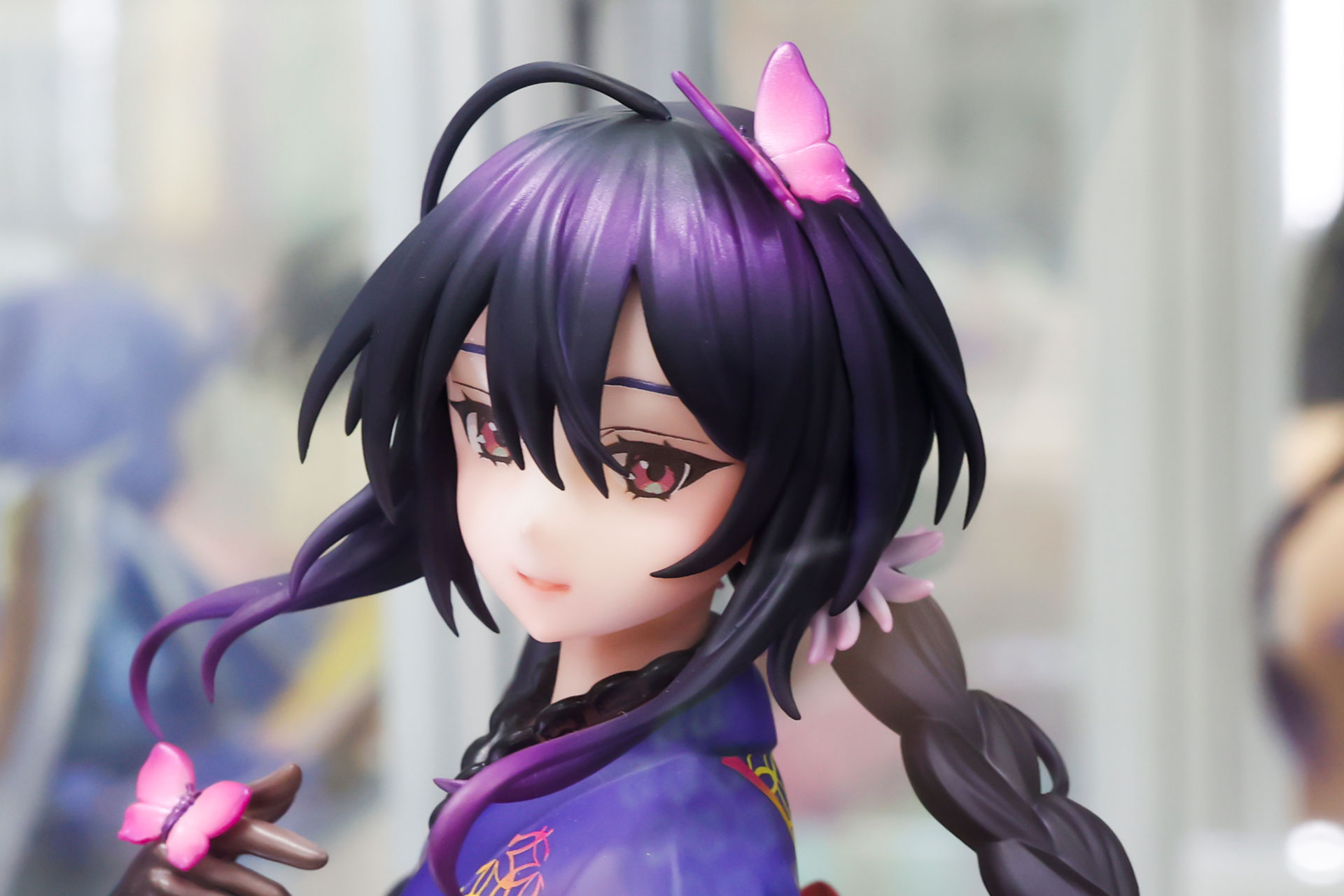 髪には蝶の髪留めが付けられている