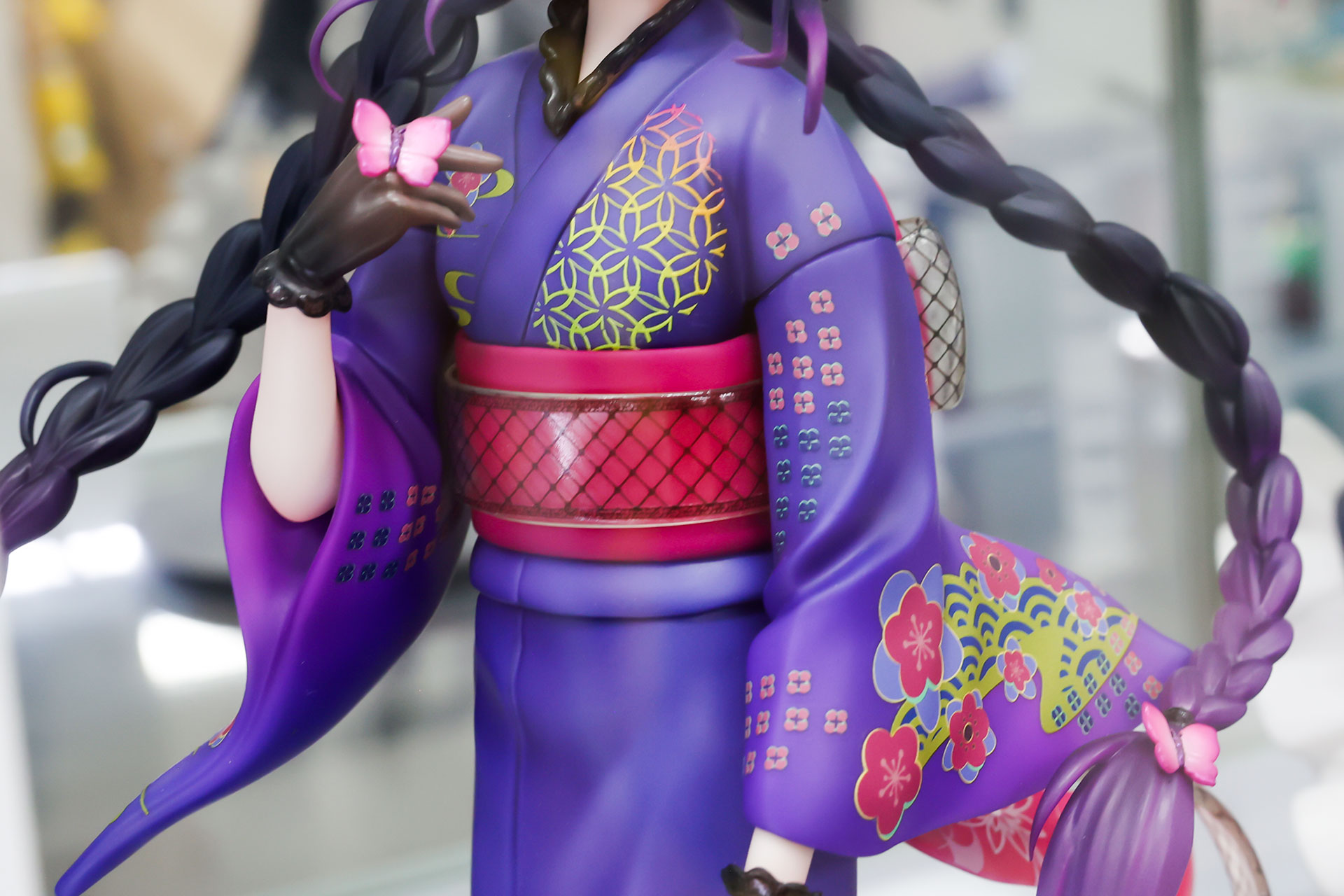 袖には少し動きが付けられており躍動感がある