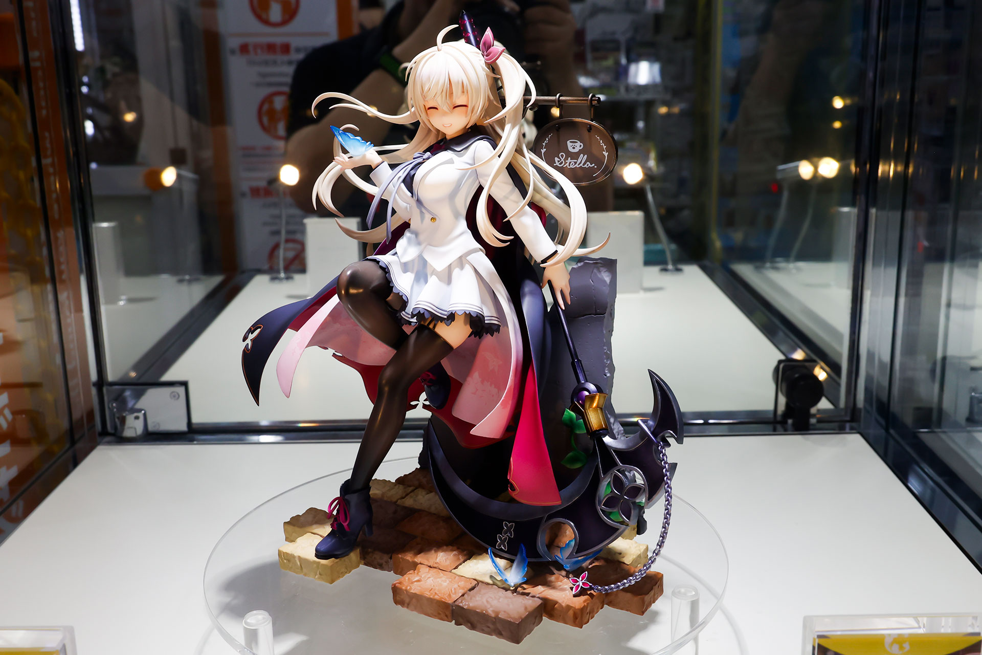 フィギュアの素材はPVCとABSで、台座部分と鎌を含む全高は約250mmだ