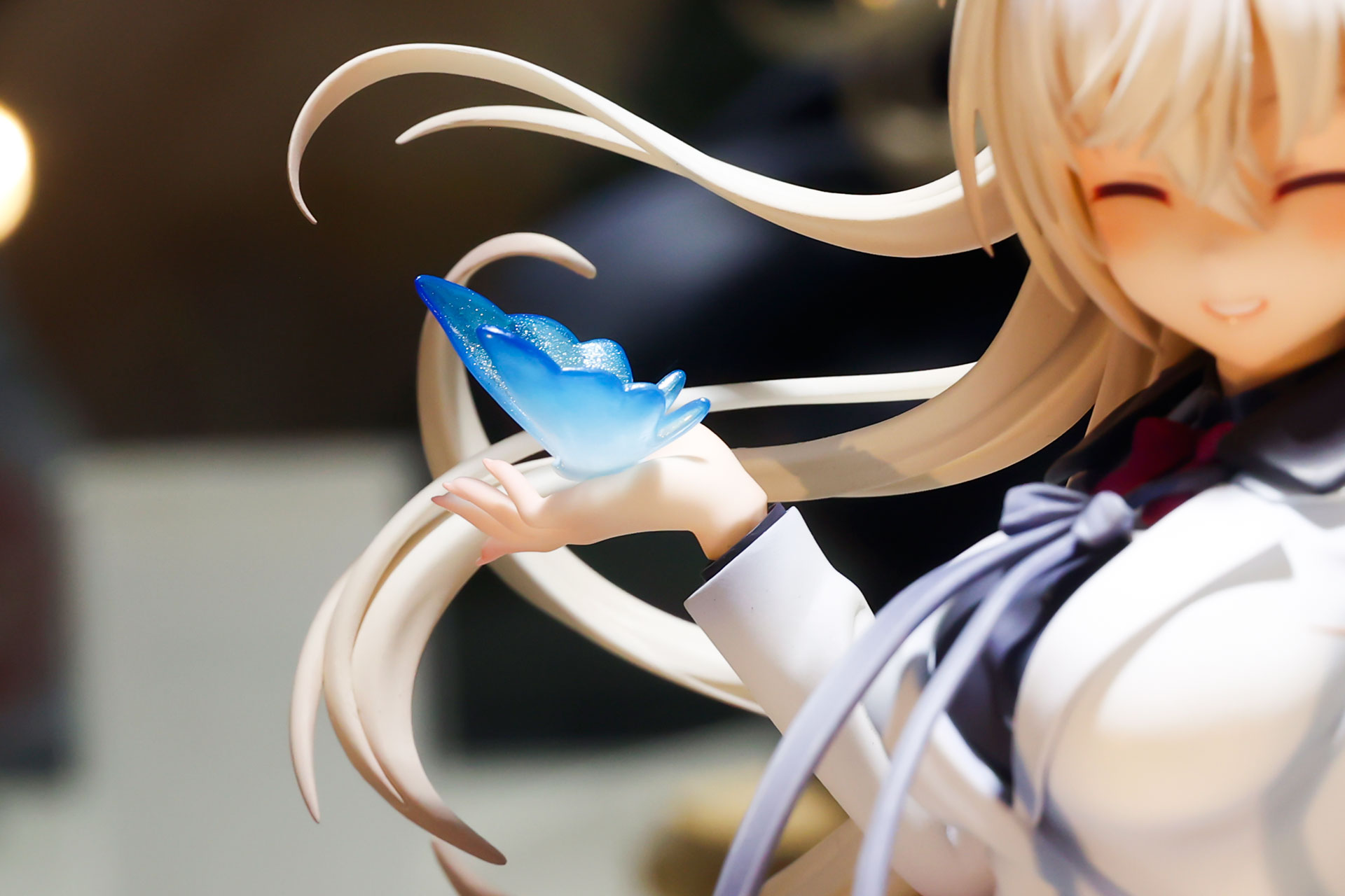 手のひらの上には青い蝶がとまっている