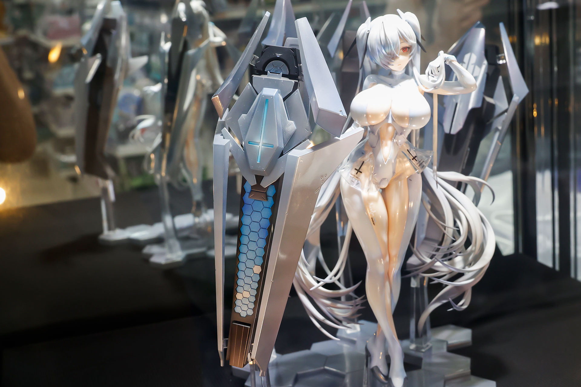 専用装備の「ガラスの靴」も再現されている