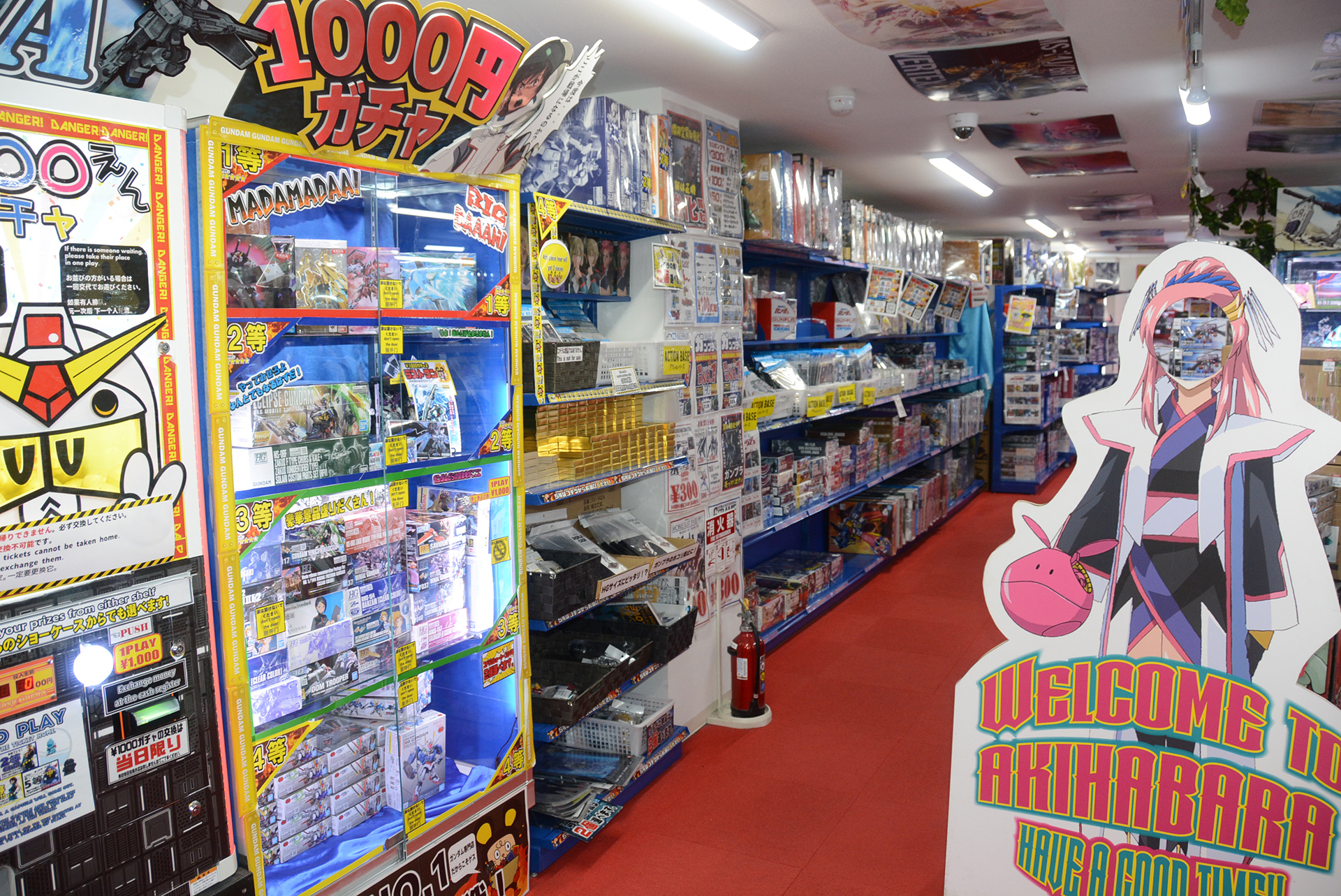 棚にはぎっしりと商品が並ぶが、レイアウトも凝っている。顔出し看板もあり、楽しい雰囲気だ