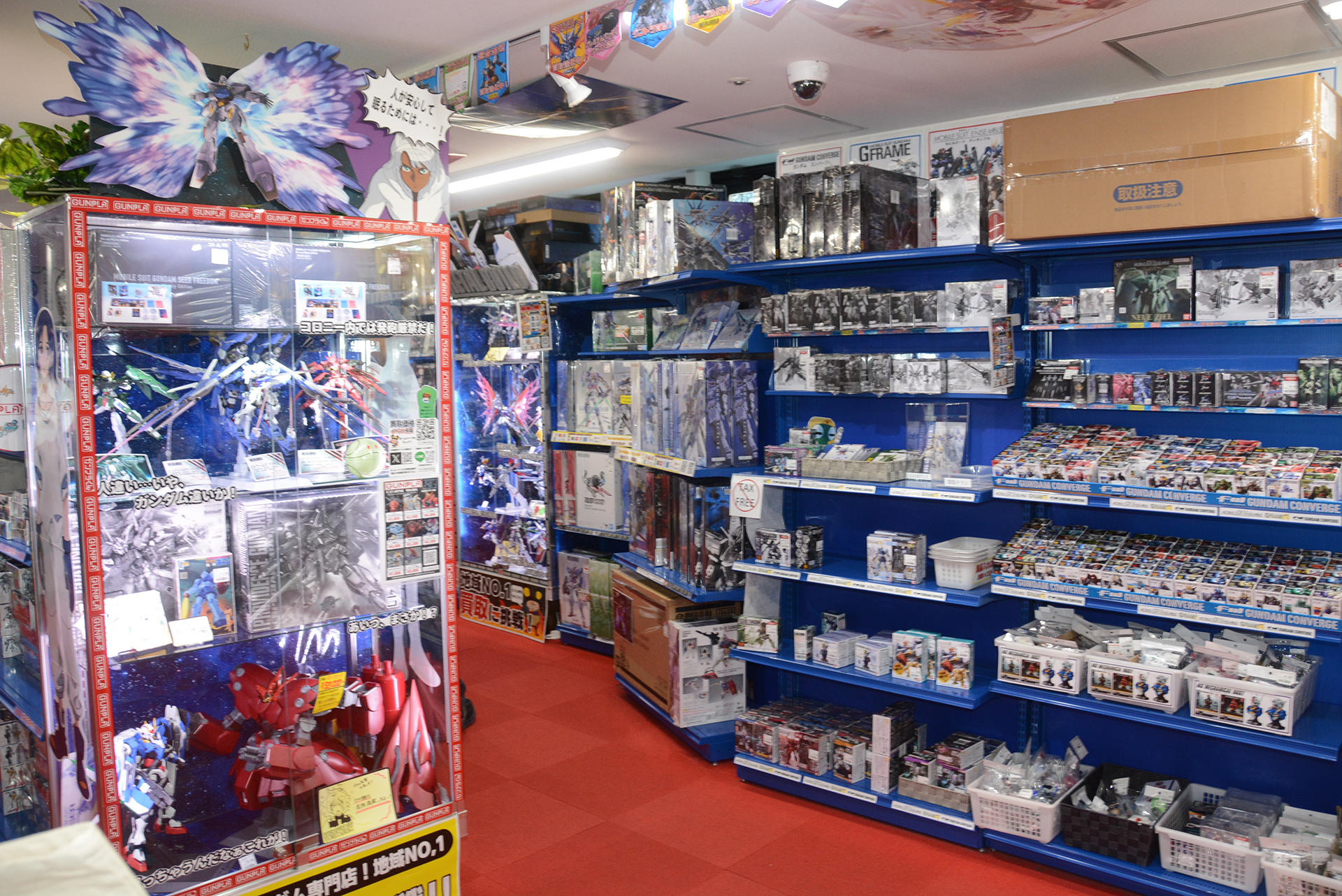 ショーケースにはフィギュアや完成品ガンプラを展示