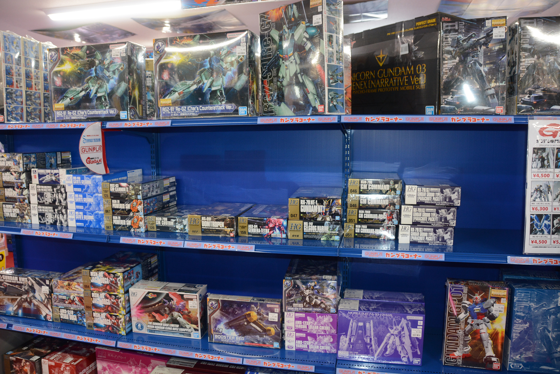 中心となる商材はガンプラ。しかし売れ行きが好調で、最近はちょっと在庫が減っているという