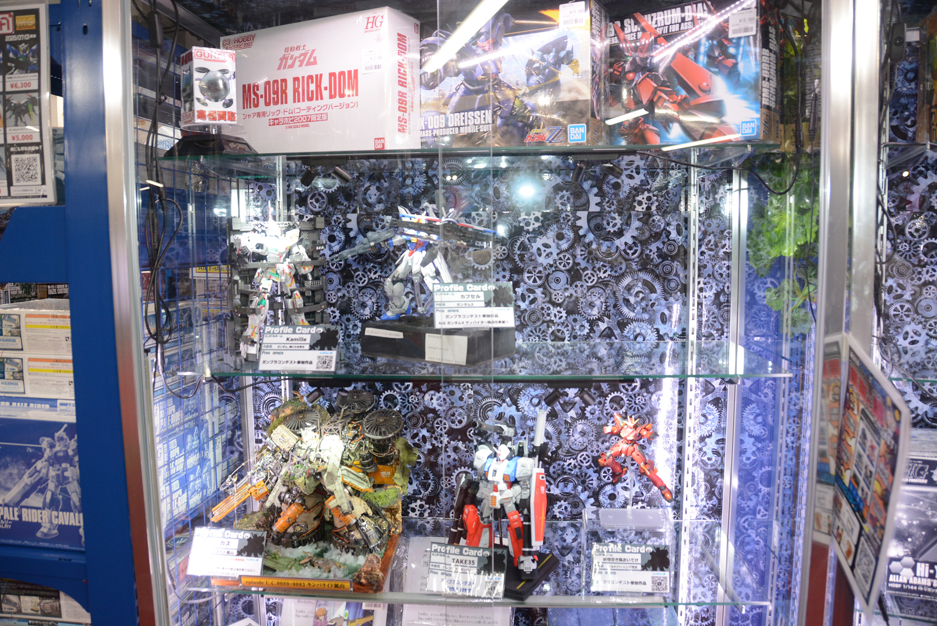 ユーザーやスタッフの作例も。プロフィールを提示し、交流の場のにもなっている