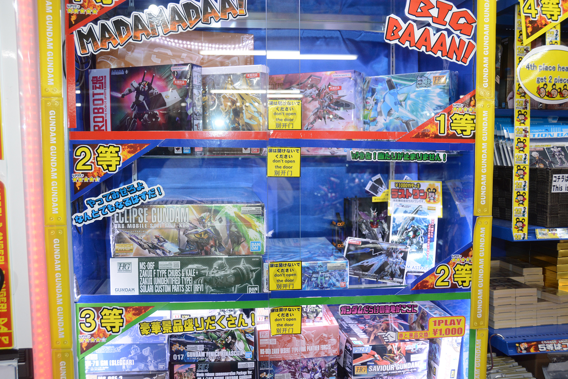 ガンプラやフィギュアなどが当たる1,000円ガチャも人気だ