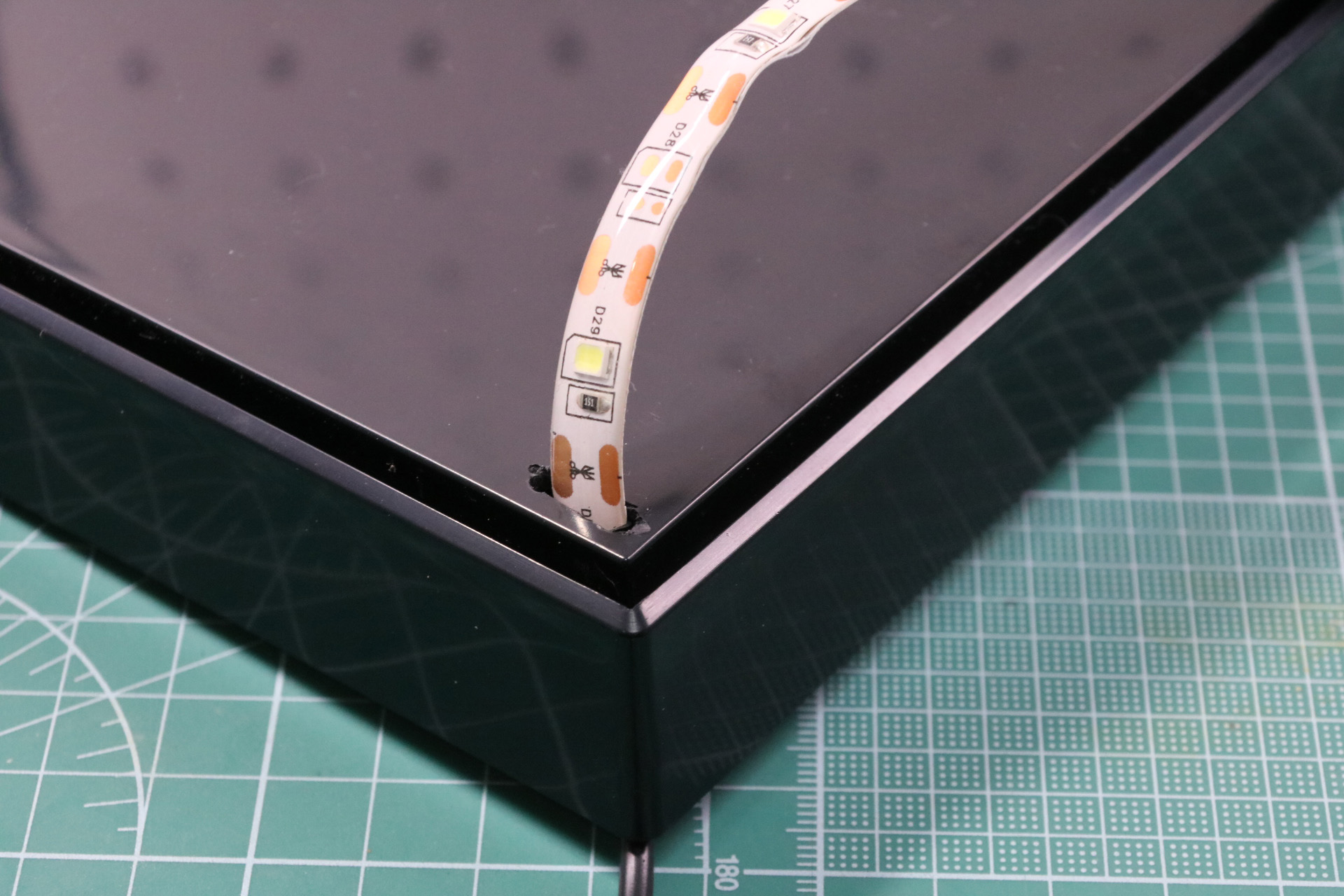 これでLEDテープライトを通すことができた