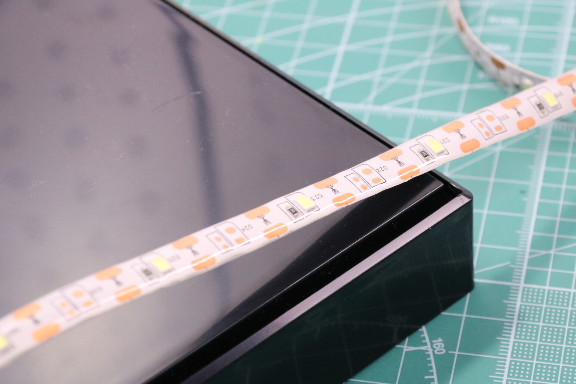 ハサミマークに合わせてLEDテープライトをカット