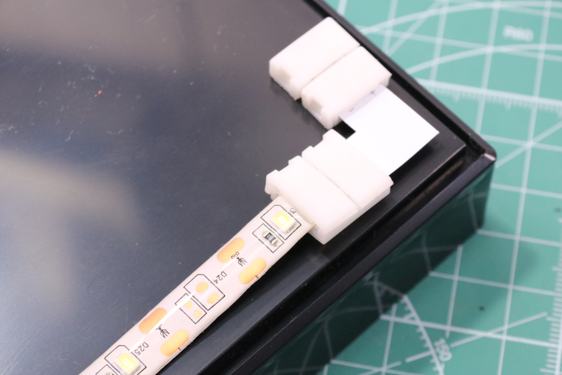 コネクターを接続して位置を整える