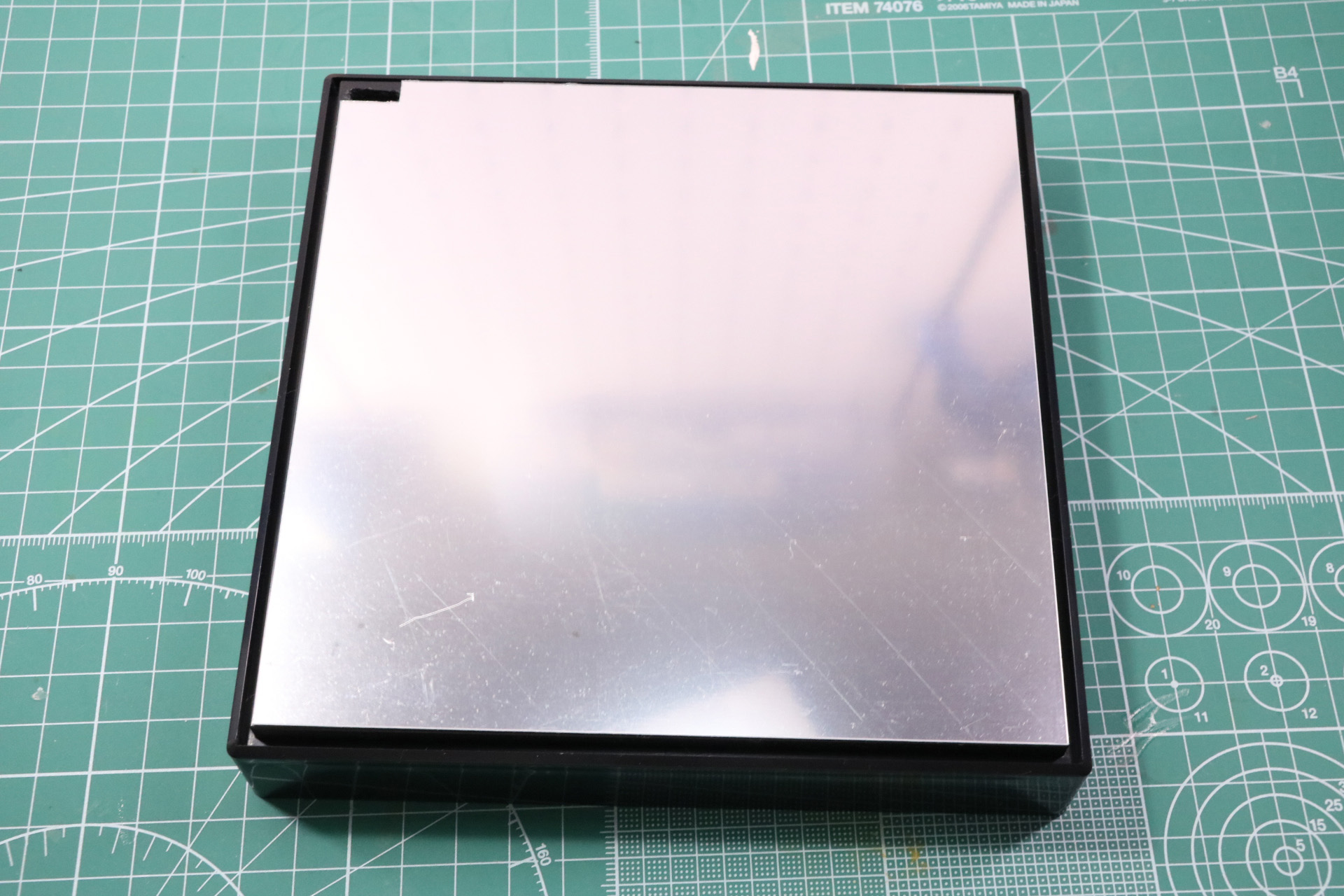 サイズを合わせて両面テープで「ミラー風シート」を張り付ける